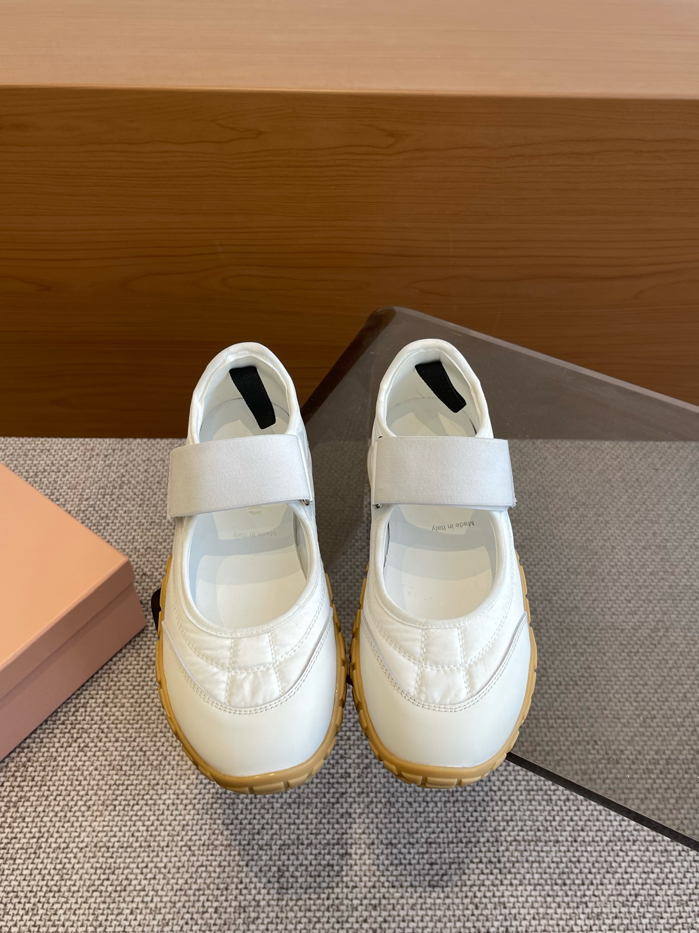 NO:171218,Miu Miu 25ss Spring and summer new style Cookie shoes Forrest Gump shoes Casual sneakers Miumiu latest hits Avant-garde and bold design, Miu Miu style is integrated with the simple lines of this thick-soled canvas sneaker, the chic logo is decorated on the tongue and back of the shoe, embellished with retro design, adding iconic elements!  Thick sole design defines avant-garde modern style. Original custom fabric/beef velvet. Original imported soft lamb wool. Original open molded anti-slip rubber outsole. Sole thickness is about 4.5cm. Size 35-40 (40 customized), casual shoes/sports shoes, miumiu, sneakers.19860909Miu Miu 缪缪 25ss 春夏新款 饼干鞋 阿甘鞋 休闲运动鞋 miumiu最新爆款 前卫大胆的设计,Miu Miu风格融于此款厚底帆布运动鞋的简约线条, 别致徽标饰于鞋舌与背面,点缀复古设计,平添标志性元素！厚底设计定义前卫的现代风格 面料原版定制布料/牛反绒 内里原版进口柔软羊羔毛 鞋底原版开模防滑橡胶大底 底厚约4.5cm 码数35-40（40定做）,休闲鞋/运动鞋,miumiu,sneakers,Women's Shoes