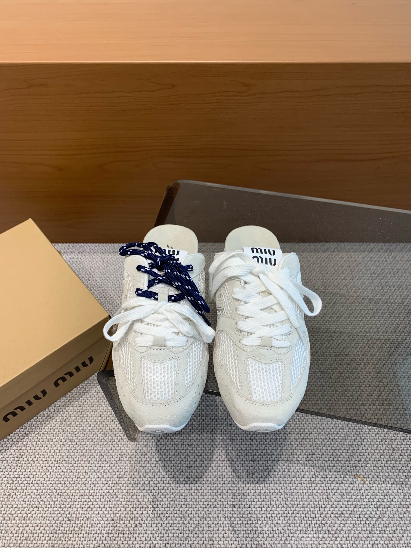 NO:171196,Miu Miu x New Balance 530 Couple Sports Shoes. Major brands are keen on cross-border joint branding. This joint is full of sincerity and highlights. The upper is high mercerized and old-fashioned breasted design. Retro and rebellious. It is eye-catching. The authentic shoes are hard to find. It is very comfortable and versatile to put on the feet. The inner water dyed cowhide is full-packed. The exclusive mold-opening size is 35-40 for women. 39-44 for men. Casual shoes/sports shoes. Miumiu, sneakers, cowhide19860909Miu Miu x New Balance 530 联名系列情侣运动鞋 各大品牌都热衷于跨界联名 缪缪这次联名诚意满满非常有亮点 鞋面高丝光拼接 做旧毛边设计 复古又叛逆 令人眼前一亮 正品一鞋难求 上脚非常舒适百搭 内里水染牛皮里原版全套包装 独家开模大底码数女35-40 男39-44,休闲鞋/运动鞋,miumiu,sneakers,cowhide,Women's Shoes