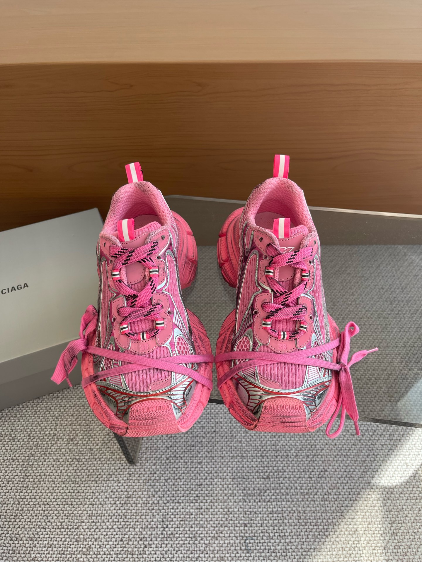 NO:171199,Balenciaga Balenciaga Nine Generation Popular 3XL Sneaker Series Couple Style Casual Shoes Dad Shoes Sports Shoes Balenciaga 3XL xxxl Sneaker The overall shoe shape draws on the creative ideas of the two shoe shapes, Balenciaga Track and Balenciaga Runner. It is equivalent to removing the outer frame of the Track shoe body. It also inherits the streamlined shape of Runner and the Track flat toe. A pair of tied shoelaces are added to the front of the upper to be used as a concave shape. Original archive development. Precise details. Official private model combination large sole original box. Everything from the inside to the outside is restored. Imported technology fabric   custom-made breathable net. Original model opening ultra-light MD combination rubber bottom  Size 35-46, casual shoes/sports shoes, balenciaga, balenciaga, sneakers19860909Balenciaga巴黎世家 九代 爆款3XL Sneaker系列 情侣款 休闲鞋 老爹鞋 运动鞋 Balenciaga 3XL xxxl Sneaker 整体鞋型汲取了Balenciaga Track和Balenciaga Runner两款鞋型的创作思路 相当于把 Track鞋身的外框拆了下来 同时继承了 Runner的流线造型和 Track扁平的鞋头 在鞋面前段另加了一副绑着的的鞋带 用作凹造型 原厂档案开发 细节精准对位官方 私模组合大底原装大盒 从里到外一切还原官方 进口科技面料 网面定制透气网里 原版开模超轻MD组合橡胶底 码数35-46,休闲鞋/运动鞋,balenciaga,balenciaga,sneakers,Women's Shoes