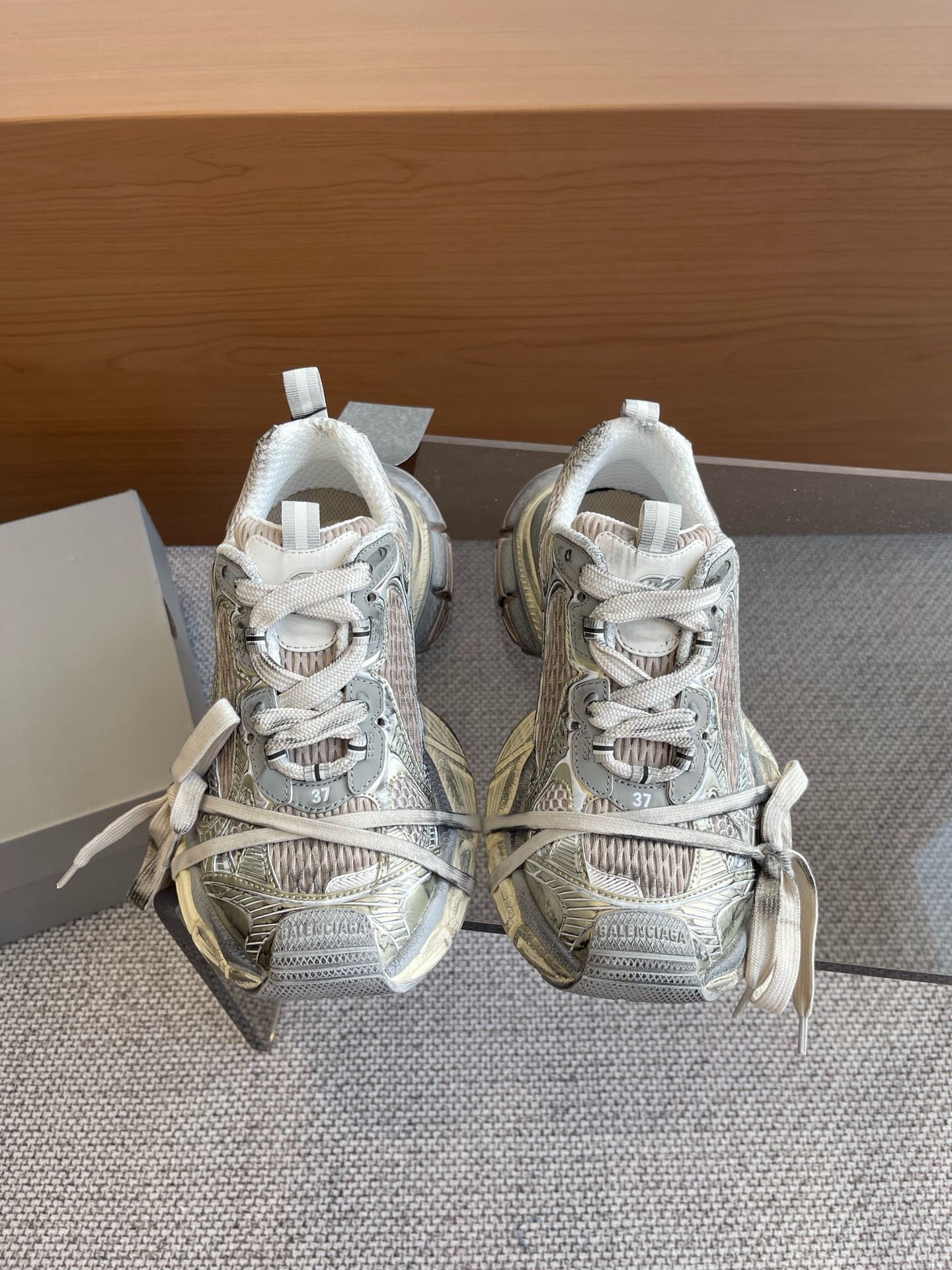 NO:171202,Balenciaga Balenciaga Nine Generation Popular 3XL Sneaker Series Couple Model Casual Dad Shoes Sports Shoes Balenciaga 3XL xxxl Sneaker The overall shoe shape draws on the creative ideas of the two shoe shapes, Balenciaga Track and Balenciaga Runner. It is equivalent to removing the outer frame of the Track shoe body. It also inherits the streamlined shape of Runner and the Track flat toe. A pair of tied shoelaces are added to the front of the upper to be used as a concave shape. Original archive development. Precise details. Official private model combination large sole original box. Everything from the inside to the outside is restored. Imported technology fabric   custom-made breathable net. Original model opening ultra-light MD combination rubber bottom  Size 35-46, casual shoes/sports shoes, balenciaga, balenciaga, sneakers19860909Balenciaga巴黎世家 九代 爆款3XL Sneaker系列 情侣款 休闲 老爹鞋 运动鞋 Balenciaga 3XL xxxl Sneaker 整体鞋型汲取了Balenciaga Track和Balenciaga Runner两款鞋型的创作思路 相当于把 Track鞋身的外框拆了下来 同时继承了 Runner的流线造型和 Track扁平的鞋头 在鞋面前段另加了一副绑着的的鞋带 用作凹造型 原厂档案开发 细节精准对位官方 私模组合大底原装大盒 从里到外一切还原官方 进口科技面料 网面定制透气网里 原版开模超轻MD组合橡胶底 码数35-46,休闲鞋/运动鞋,balenciaga,balenciaga,sneakers,Women's Shoes