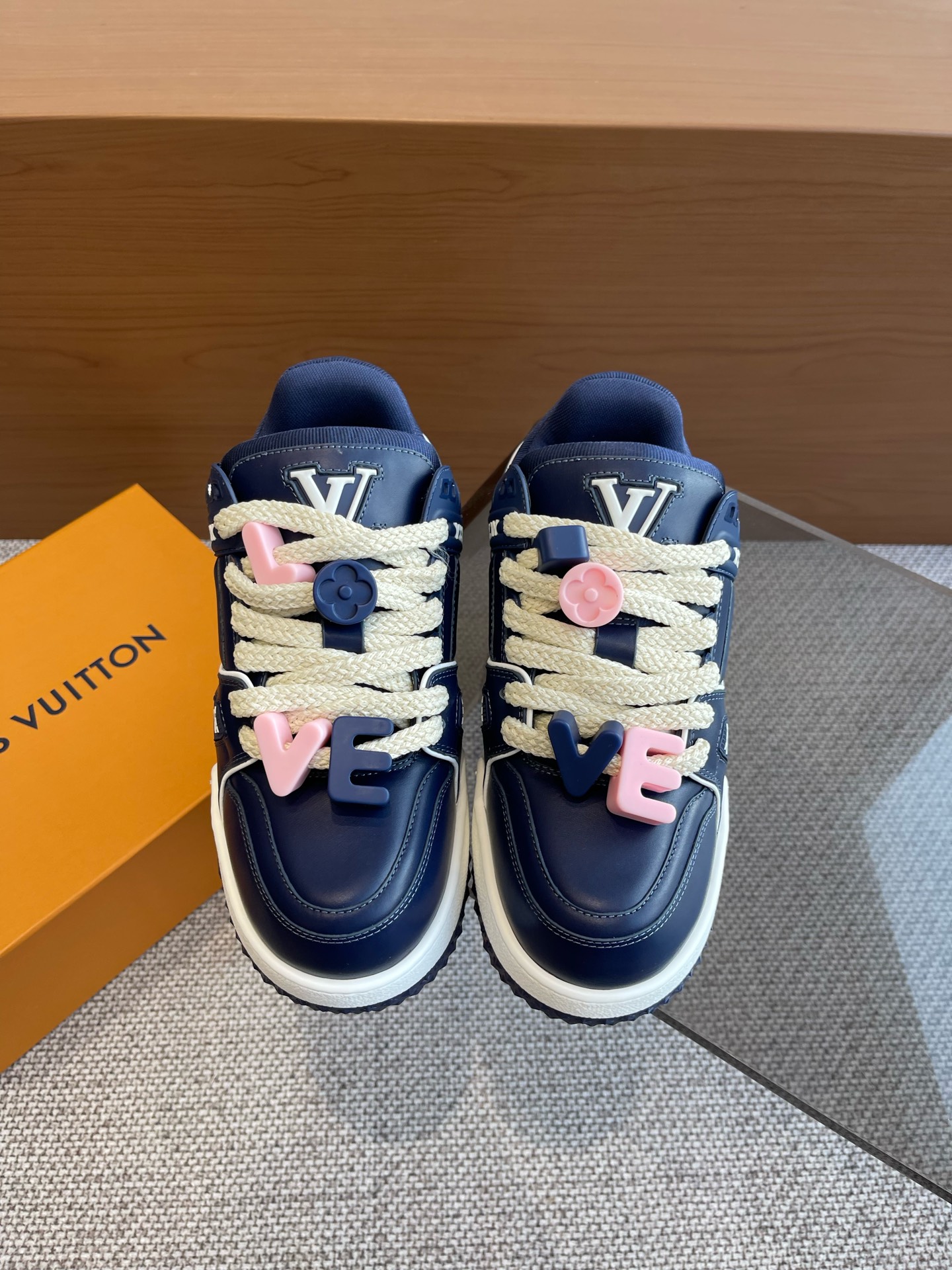 NO:171209,Louis Vuitton LV new trainer DIY buckle sports shoes. Cute fat trainer, buy styles with your eyes closed, break the single change of color, and younger fat trainer can also be called fat shoes. It is cute and cute, the most classic fat shoe style, the most classic color matching, high-end, atmospheric and high-end. Each style is very good!  Size 39-45 men's models, casual shoes/sports shoes, louis vuitton, louis vuitton, sneakers19860909Louis Vuitton LV 新款trainer diy饰扣运动鞋板鞋 可爱胖trainer,来闭着眼睛买的款式,打破颜色的单一变化,更年轻了胖trainer也可以叫发福鞋,憨态可掬,可可爱爱最经典的胖子鞋型,最经典的配色, 高端大气上档次 每个款式配色都很赞！码数男款39-45,休闲鞋/运动鞋,louis vuitton,louis vuitton,sneakers,Women's Shoes