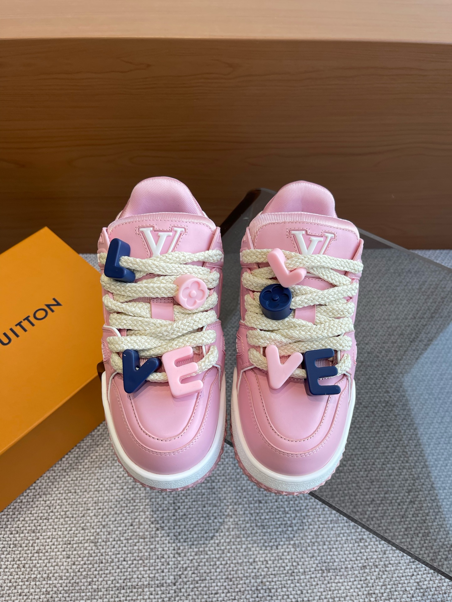 NO:171212,Louis Vuitton LV new trainer DIY buckle sports shoes. Cute fat trainer, buy styles with your eyes closed, break the single change of color, and younger fat trainer can also be called fat shoes. It is cute and cute, the most classic fat shoe style, the most classic color matching, high-end, atmospheric and high-end. Each style is very good!  Size women's 35-40, casual shoes/sports shoes, louis vuitton, louis vuitton, sneakers19860909Louis Vuitton LV 新款trainer diy饰扣运动鞋板鞋 可爱胖trainer,来闭着眼睛买的款式,打破颜色的单一变化,更年轻了胖trainer也可以叫发福鞋,憨态可掬,可可爱爱最经典的胖子鞋型,最经典的配色, 高端大气上档次 每个款式配色都很赞！码数女款35-40,休闲鞋/运动鞋,louis vuitton,louis vuitton,sneakers,Women's Shoes