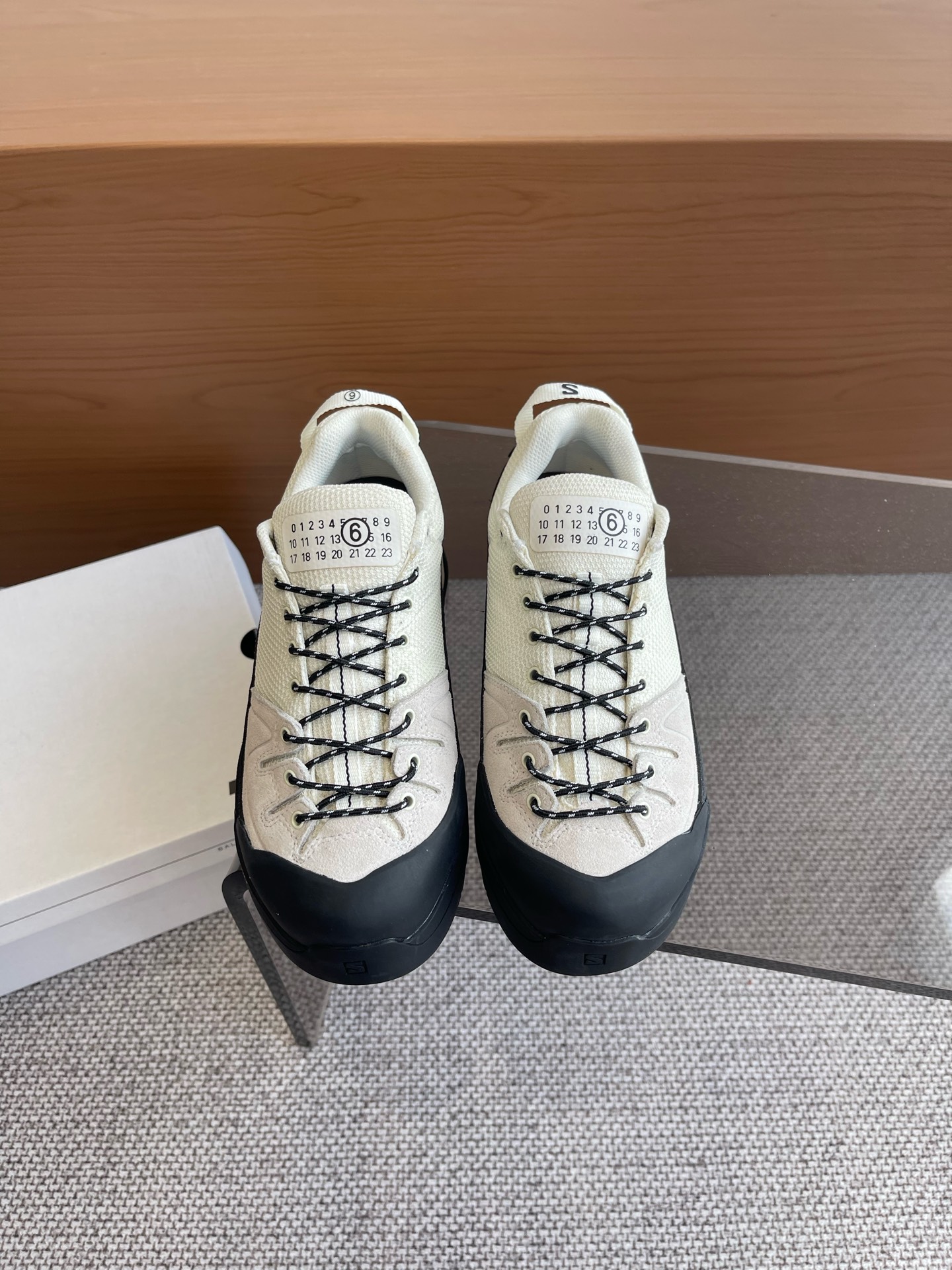 NO:164262,260 Mason MM6 Maison Margiela & Salomon co-branded model, casual sports thick-soled mountaineering derby shoes, couples model, presented in two novel colors, matched with Salomon's patented 3D Eending sole specially created for mountain sports, increasing lateral stability and structural sense, major celebrity Internet celebrity beauties have fallen into planting grass. A height-enhancing artifact tailored for domestic beauties Fabric Original reverse velvet cowhide inner Nylon breathable mesh original molded steel stamp TR outsole Size 35-45 (for women, 45 customized for men), casual shoes/sports shoes, masion margiela, sneakers, cowhide19860909260 男 MM6 Maison Margiela&Salomon联名款 休闲运动厚底登山德比鞋 情侣款  以两种新颖配色呈现 搭配Salomon专为山地运动所创的3D Eending专利技术鞋底 增加侧向稳定性和结构感 各大明星网红美女沦陷种草.量身为国内美女打造的增高神器 面料 原版反绒牛皮 内里 尼龙透气网纱原开模钢印TR大底 码数35-45（女 男45定做）,休闲鞋/运动鞋,masion margiela,sneakers,cowhide,Women's Shoes