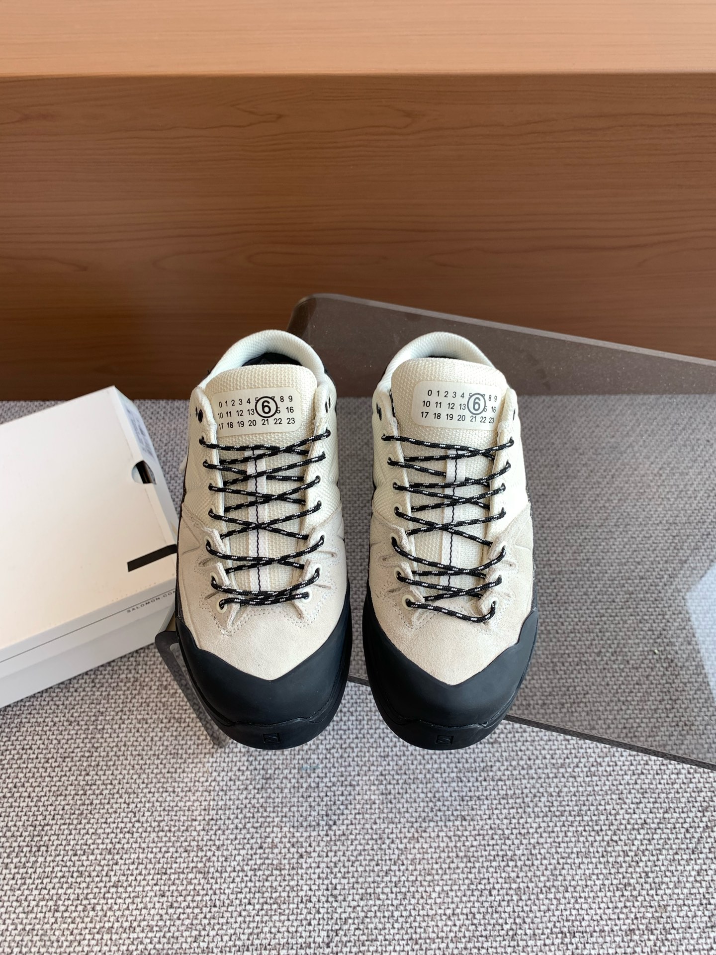 NO:164264,260 Men's semi-trailer MM6 Maison Margiela & Salomon co-branded style casual sports thick-soled mountaineering derby shoes Couple style presented in two novel colors paired with Salomon's patented 3D Eending sole specially created for mountain sports to increase lateral stability and structure. Major celebrity Internet celebrity beauties have fallen into planting grass. A height-enhancing artifact tailored for domestic beauties Fabric Original reverse velvet cowhide inner Nylon breathable mesh original molded steel stamp TR outsole Size 35-45 (for women, 45 customized for men), casual shoes/sports shoes, masion margiela, sneakers, cowhide19860909260 男半拖 MM6 Maison Margiela&Salomon联名款 休闲运动厚底登山德比鞋 情侣款  以两种新颖配色呈现 搭配Salomon专为山地运动所创的3D Eending专利技术鞋底 增加侧向稳定性和结构感 各大明星网红美女沦陷种草.量身为国内美女打造的增高神器 面料 原版反绒牛皮 内里 尼龙透气网纱原开模钢印TR大底 码数35-45（女 男45定做）,休闲鞋/运动鞋,masion margiela,sneakers,cowhide,Women's Shoes