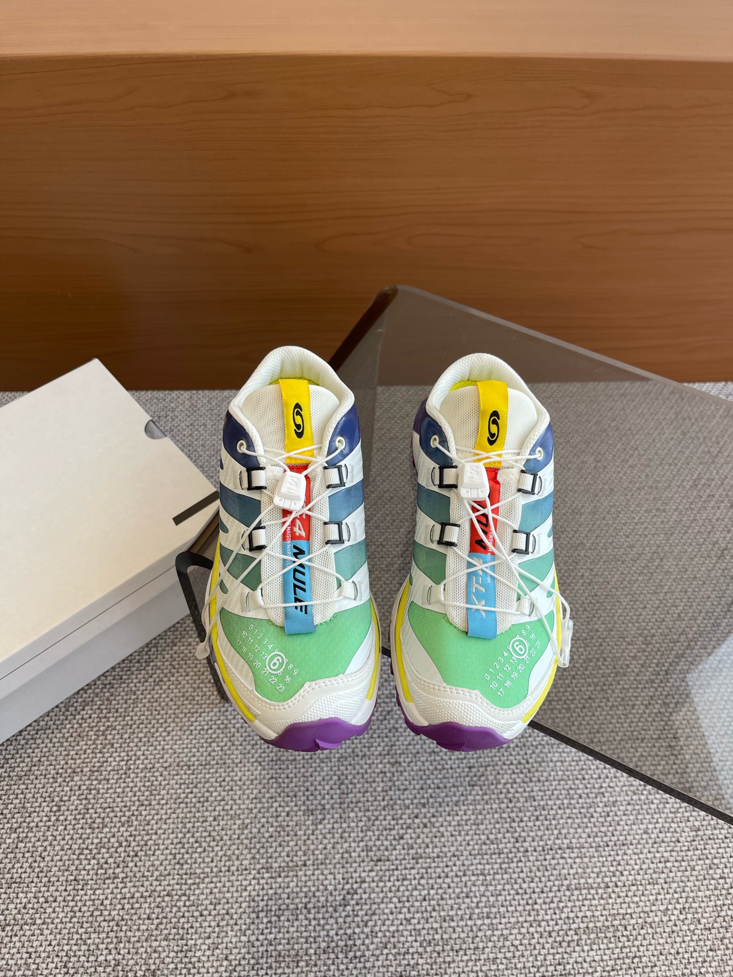 NO:164266,Semi-tour MM6 X SALOMO N co-branded casual shoes This issue's co-branded style is very distinctive. The special material and semi-toured design will also be breathable when worn in summer. This model retains the classic design of SALOMON XT-4 running shoes, has been improved to create a mules shoes suitable for hot summer. It is matched with a technological outsole and exquisite details. The launch of this shoe undoubtedly brings a new fashion experience to fans of MM6 and Maison Margiela, and also injects more fashion elements into the SALOMON brand. Size 35-40 for women, 40-45 for men, casual shoes/sports shoes, masion margiela, sneakers19860909半拖 MM6 X SALOMO N 联名款 休闲鞋 这一期的联名款很有特点特殊的材质和半拖的设计在夏季穿的话也会很透气.这款保留了SALOMON XT-4跑步鞋的经典设计的基础上、进行了改良、打造出了一款适合炎热夏季的穆勒鞋.搭配科技感十足的大底、细节之处尽显精致、这款鞋的推出无疑为MM6、MaisonMargiela 的粉丝带来全新的时尚体验、同时也为SALOMON品牌注入了更多的时尚元素 码数女35-40 男40-45,休闲鞋/运动鞋,masion margiela,sneakers,Women's Shoes