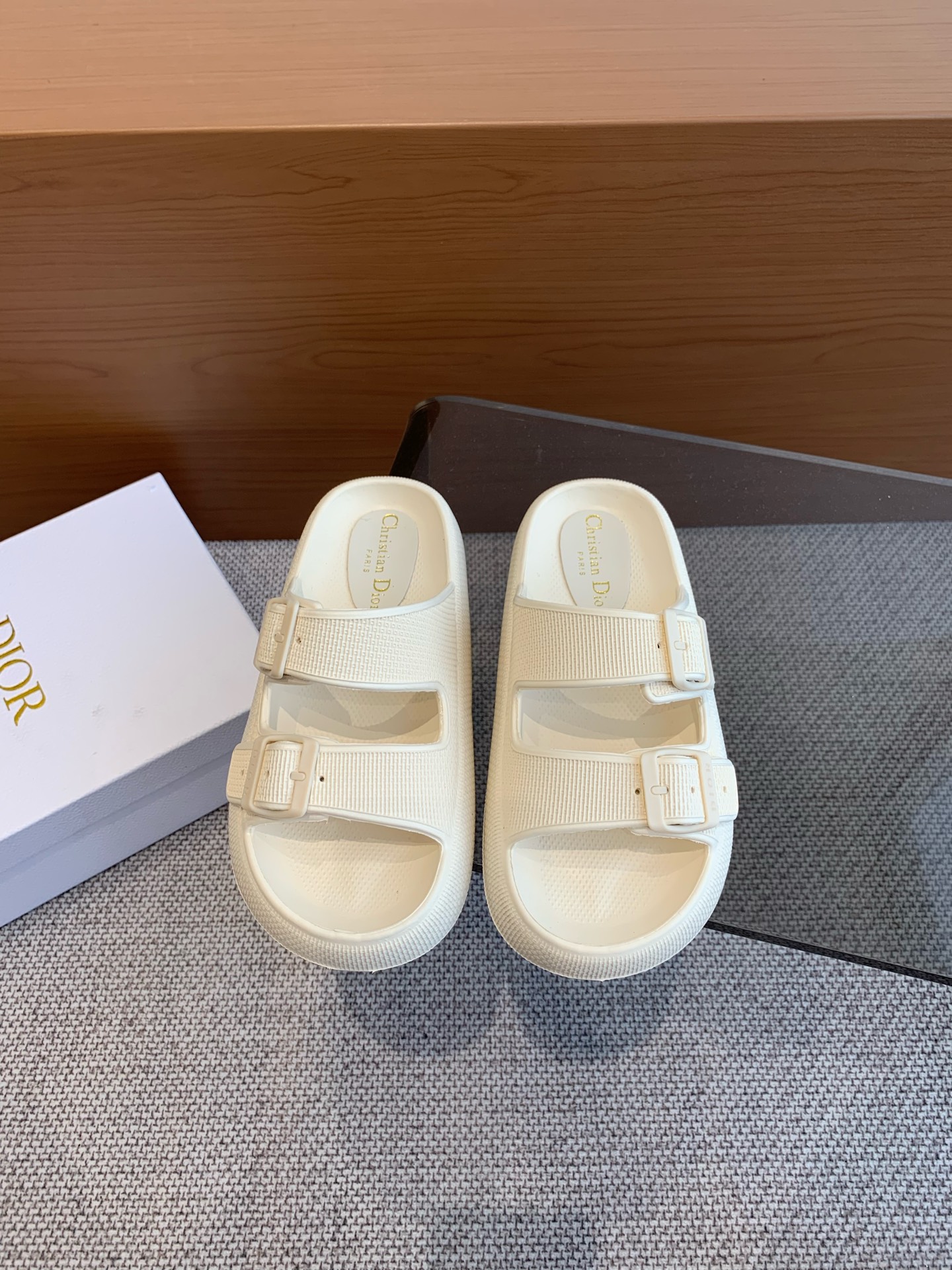 NO:164527,Dior ss new summer beach slippers The best choice for summer vacation to the beach This most proud design is the foot pad matte surface, which is different from any jelly shoes. It will not slip when touching water. It is more comfortable to wear on rainy days or on the beach. Size 35-40 (40 custom made without return or exchange), slippers, dior, dior, slippers19860909Dior 迪奥 ss 夏季新款 沙滩拖鞋 夏天到海边度假的最佳选择 这款最得意的设计就是垫脚磨砂面,区别于任何一款果冻鞋,碰水不会滑脚 下雨天或海边游玩穿起来更加舒适贴脚 码数35-40（40订做不退换）,拖鞋,dior,dior,slippers,Women's Shoes