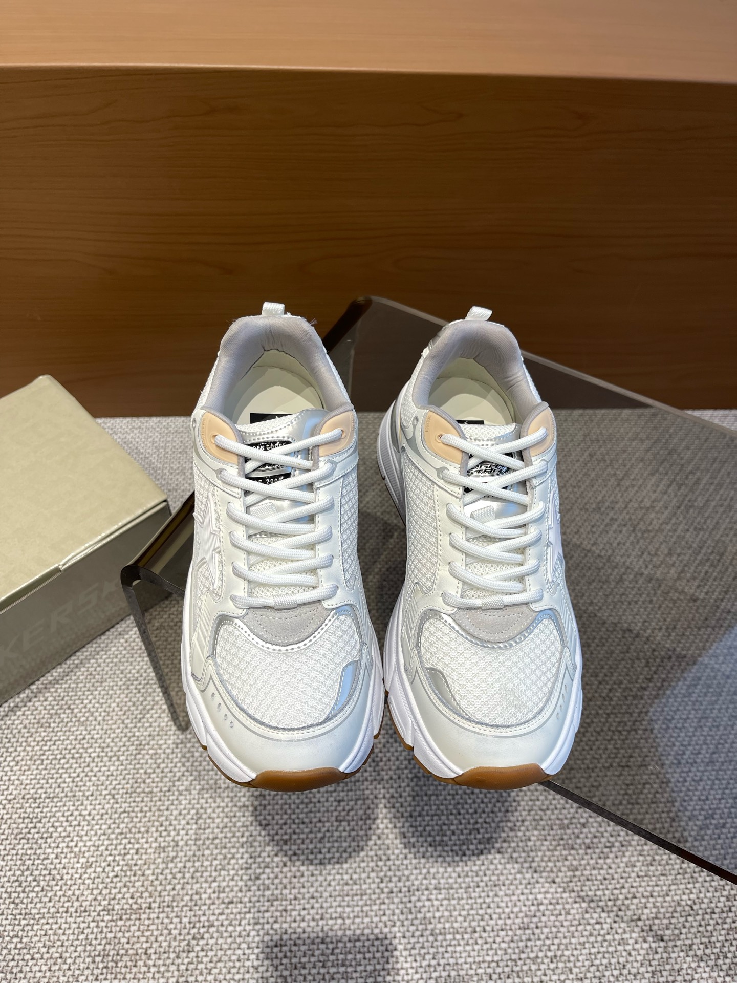 NO:164536,GGDB latest hit Lightstar series Retro and aging Thick-soled casual sneakers Dirty shoes Original purchase and development Make goods Lightstar shoes combine retro style with futuristic feeling to demonstrate the exquisite craftsmanship of cutting-edge technology, and develop aesthetic brilliance EVA foam material is lightweight for foot shape. Diamond patterns and herringbone patterns enhance grip. Thick-soled design is soft and adds pattern while adding shape. Metal texture, shiny laminated touch material. Y2K style three-dimensional logo, and mesh decorative elements vintage style and futuristic sense. Fabric Original customized technology fabric/mesh inner lining Custom imported breathable mesh inner lining original mold opening ultra-light foaming material. Sole 4.5CM Size 35-44 (four 40, men 45 customized), casual shoes/sneakers, sneakers19860909GGDB 最新爆款 Lightstar系列 复古做旧 厚底休闲运动鞋 脏脏鞋 原版购入开发 做货 Lightstar鞋履将复古格调与未来感相结合彰显前沿科技的精湛工艺,进发美学光辉 EVA泡沫材料塑就轻盈脚感 菱形纹路和人字形图案提升抓地力 厚底设计脚感柔和的同时更添型格 金属质感、闪亮的层压触感材质 Y2K风立体标识,以及网状装饰元素复古格调与未来感相结合 面料 原版定制科技面料/网面 内里 定制进口透气网里 大底 原版开模超轻发泡材质 底厚 4.5CM 码数35-44（女40 男45定做）,休闲鞋/运动鞋,sneakers,Women's Shoes