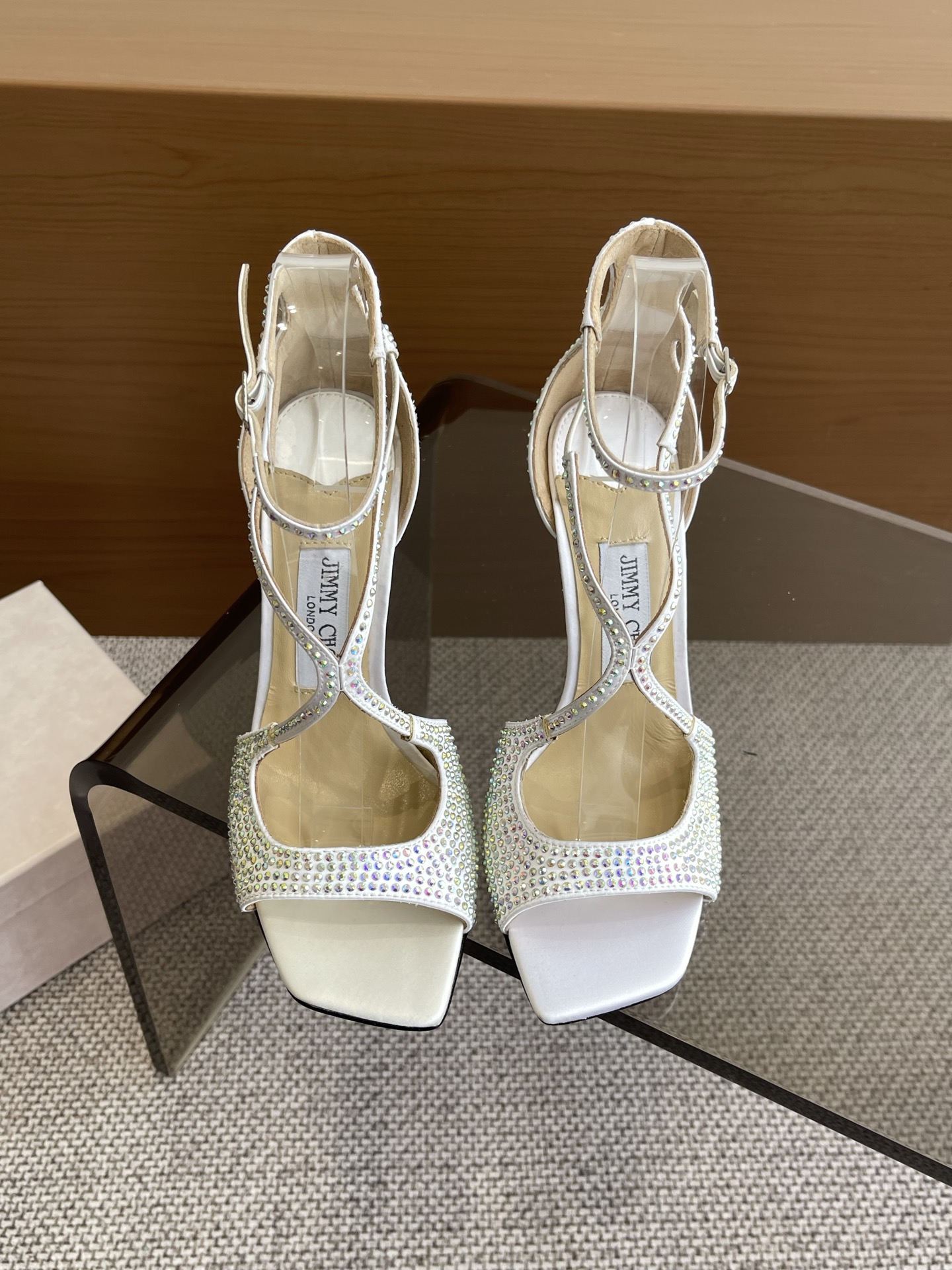 NO:258294,New color scheme Jimmy Choo modern shoes street photography artifact SAE crystal chain high heel sandals pointed drag series fantasy color-blocked diamond style dazzling rainbow wedding shoes (the whole shoe uses Swarovski crystal iron) personality sandals, 99% of unique individuals, add 1 outstanding inspiration, full score of street shooting, let you produce blockbusters every minute and every second. Shining, dazzling light, romantic photo is ready, illuminating your good mood. The heels are all hand-made iron diamonds, original custom crystal diamond necklaces are densely inlaid, weaving a starlight curtain fabric high-end silk satin iron diamonds Interior materials High-quality lambskin outsole Italian three-A cowhide sole Heel height 10cm Size 35-39 (40, 41, 42 Customized non-return and exchange), high heels, jimmy  choo, swarovski, sandals, high heels, necklace, cowhide, sheepskin, real silk19860909新配色 Jimmy Choo 摩登鞋履 街拍神器SAE水晶链高跟凉鞋 尖拖系列 幻彩拼色烫钻款 夺目彩虹婚鞋（整鞋采用施华洛世奇水晶烫钻）个性凉鞋系,99％ 的独特个体,添上1的出众灵感,满分街拍,让你分分秒秒出大片.点点闪耀,璀璨炫光,浪漫的写真就绪,照亮你的好心情 鞋跟都是手工烫钻,原版定制水晶钻项链密密镶嵌,织出星光幕布 面料 高级真丝缎烫钻 内料 上等小羊皮 大底 意大利三A级牛皮底 跟高 10cm 码数35－39（40、41、42 定做不退换）,高跟鞋,jimmy choo,swarovski,sandals,high heels,necklace,cowhide,sheepskin,real silk,Women's Shoes