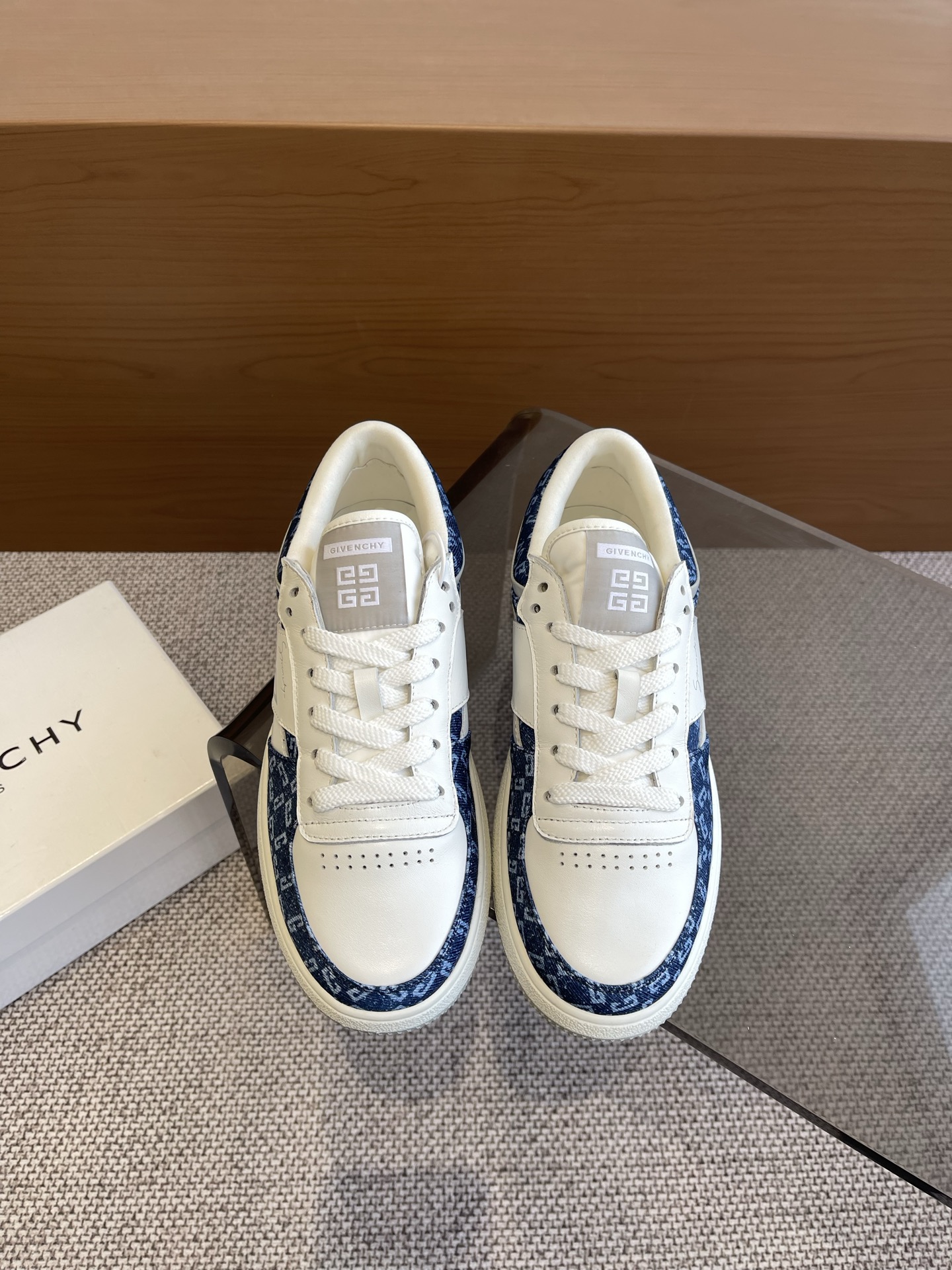 NO:258193,Cloth leather GIVENCHY Givenchy spring and summer new white shoes men's low-top casual board shoes top layer cowhide denim canvas fabric breathable and comfortable tongue embossing LOGO embroidery footwear is handsome and stylish, simple and fashionable and versatile Size: 38-45 (38 and 45 custom made without return or replacement), casual shoes/sports shoes, given, given, given, sneakers, cowhide19860909布 皮GIVENCHY纪梵希春夏新款小白鞋 男士低帮休闲板鞋 头层牛皮拼牛仔帆布面料 透气舒适 舌压印 LOGO刺绣 上脚效果帅气有型 简约时尚百搭 码数:38-45（38、45定做不退不换）,休闲鞋/运动鞋,givenchy,givenchy,sneakers,cowhide,Women's Shoes