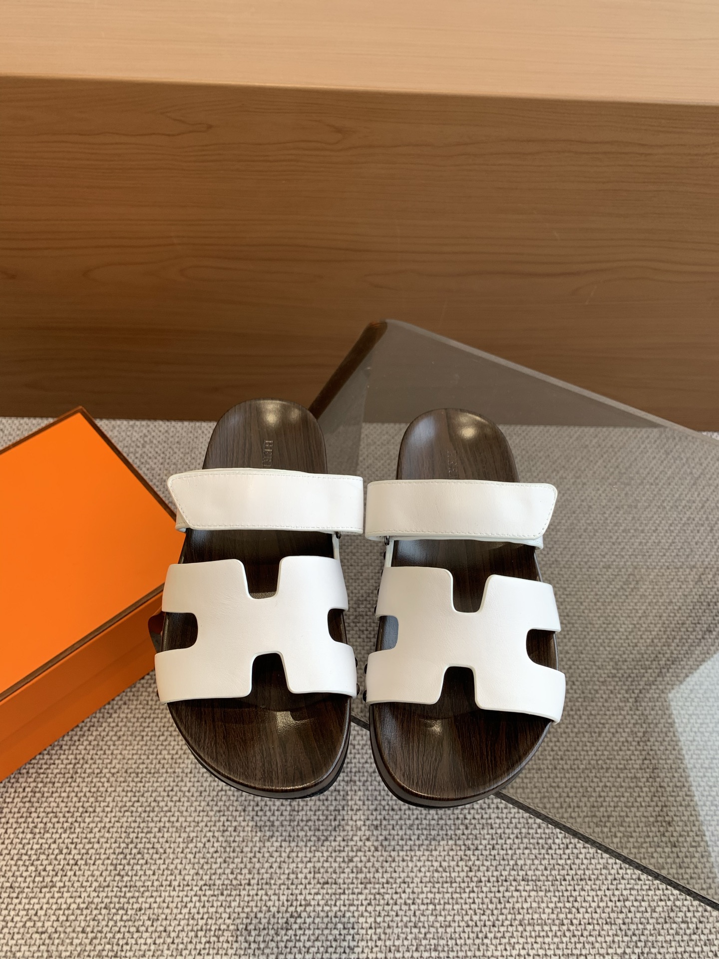 NO:258288,HERMES 2025 latest second uncle magic slipper series. Classic style of the cloud-like feel, barefoot or paired with socks, they are all fashionable and not as fashionable as they are super cute. In summer, you really need versatile slippers. It looks good no matter how you match it. The casual and advanced feel is also great. It is also fashionable and beautiful. It is super beautiful and versatile. Upper cowhide inner cowhide. Original open mold Pu wood grain solatum combination anti-slip wear-resistant outsole. Size 35-42 (40.41.42 no return or exchange), slippers, hermes, hermes, slippers, cowhide, socks19860909HERMES爱马仕 2025 最新款二舅魔术拖鞋系列 经典款踩云脚感,光脚或者搭配个袜子穿,都时髦的不行哦超可爱 夏天真的太需要百搭拖鞋了 怎么搭配都好看 随意且高级的感觉舒适度也很棒 搭配各种彩色袜子 潮爆了 超好看百搭 鞋面 牛皮 内里 牛皮 原版开模Pu木纹底组合防滑耐磨大底 码数女35-42（40.41.42不退换）,拖鞋,hermes,hermes,slippers,cowhide,socks,Women's Shoes