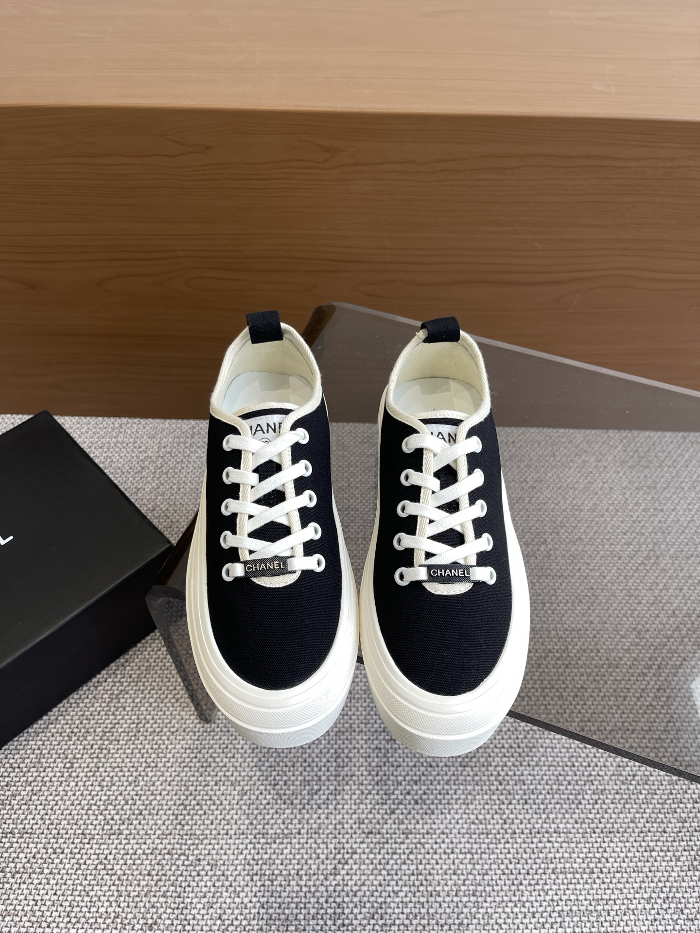 NO:258276,Chanel Chanel 25ss hidden medieval canvas shoes full of Vintage, medieval replica canvas shoes suitable for spring and summer, black and white splicing is very Chanel, and socks is very retro. The feeling of the college is 35-39 (customized for 40), casual shoes/sports, chanel, chanel, sneakers, socks19860909Chanel 香奈儿25ss隐藏中古款帆布鞋 Vintage感满满 中古复刻款 帆布鞋适配春夏 黑白拼接就很Chanel 配合袜子就很复古学院的感觉码数35-39（40定做）,休闲鞋/运动鞋,chanel,chanel,sneakers,socks,Women's Shoes