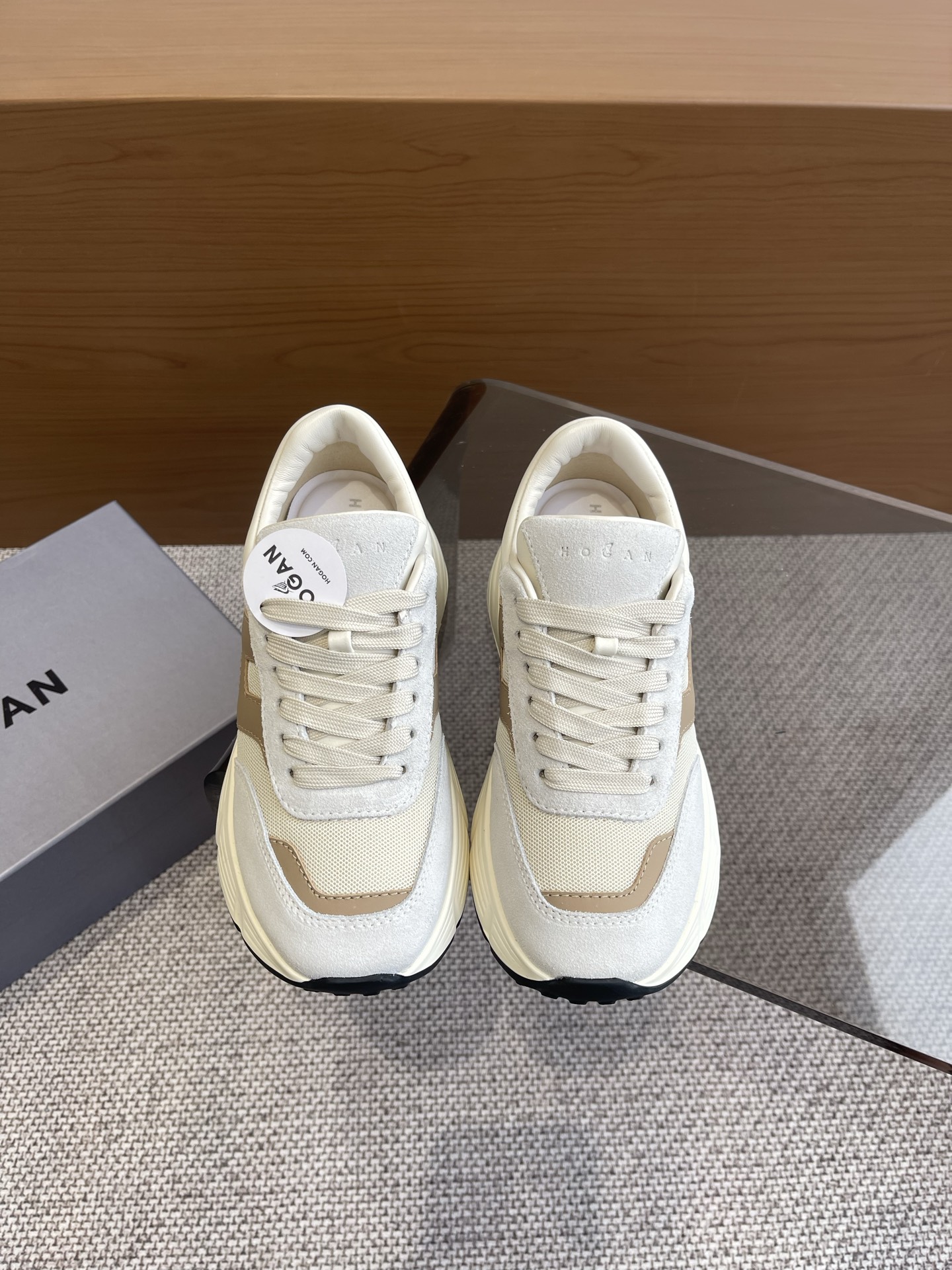 NO:258177,Men's 10 Hogan Hogan 25ss latest H669 series couple's thick-soled casual sneakers Original purchase and development Made of goods HOGAN H669 series adds ladylike elements to the light sole design, adding height to the temperament. It integrates 1980s sports elements, without losing the modern sense of technology and urban fashion, and the lines show youthful vitality Fabric Original custom imported top layer cowhide Inner Imported breathable net Sole Original open mold anti-slip TPU material Sole Thick Sole 5CM Size Women 35-40 Men 39-44, casual shoes/sports shoes, hogan, sneakers, cowhide19860909男10 Hogan霍根 25ss最新H669系列 情侣款厚底休闲运动鞋 原版购入开发 做货 HOGAN H669系列在轻便鞋底设计上增添淑女元素,增加高度更显气质.融入80年代运动元素,又不失现代科技感和都市时尚,线条尽显青春活力 面料 原版定制进口头层牛皮 内里 进口透气网里 鞋底 原版开模防滑TPU材质 底厚 5CM 码数女35-40 男39-44,休闲鞋/运动鞋,hogan,sneakers,cowhide,Women's Shoes