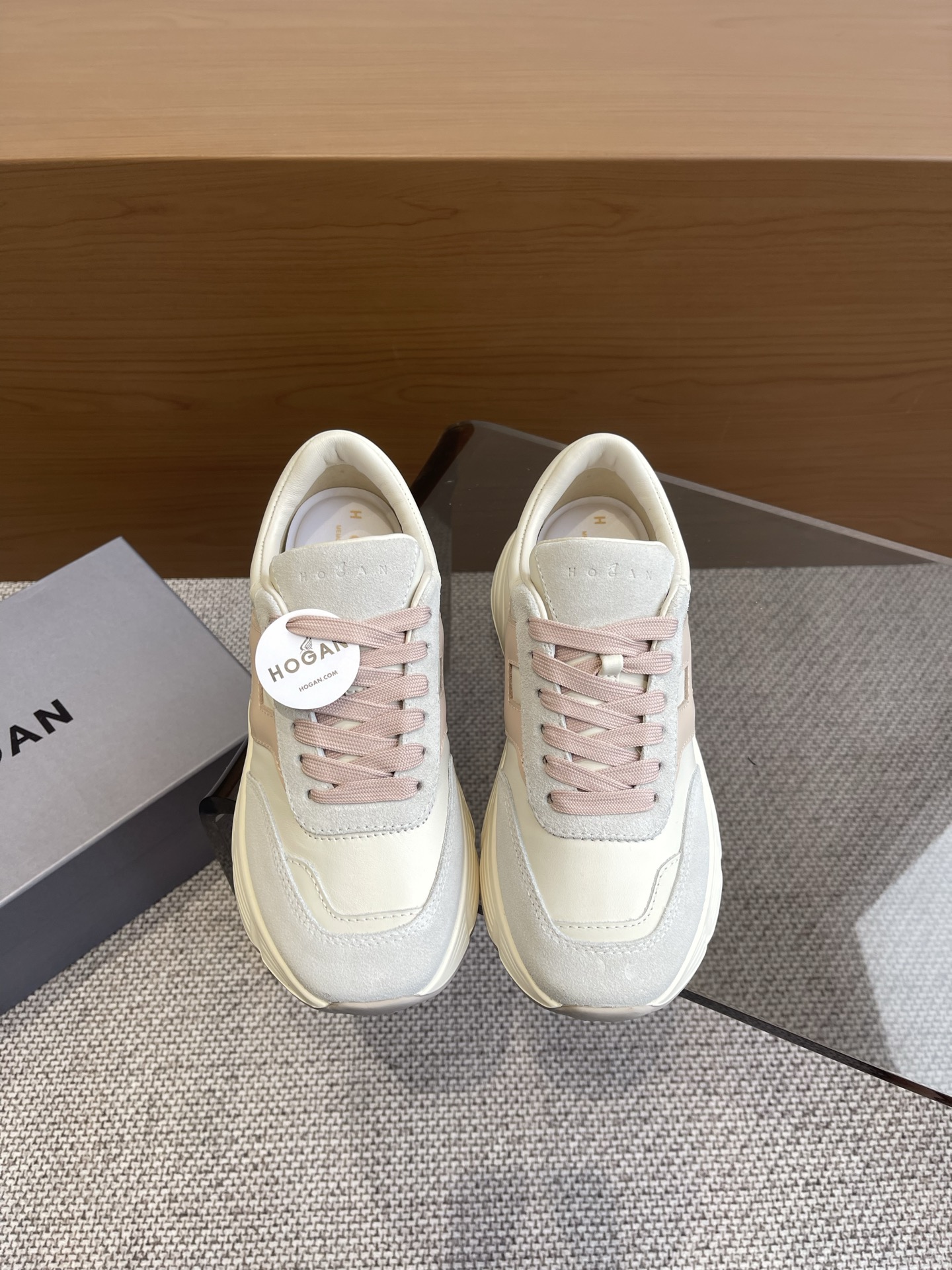 NO:258181,Women's Hogan Hogan 25ss latest H669 series thick-soled casual sneakers Original purchase and development Made the goods HOGAN H669 series adds ladylike elements to the light sole design, adding height to the temperament. It integrates 1980s sports elements without losing the modern sense of technology and urban fashion, and the lines show youthful vitality. Fabric Original custom imported top layer cowhide inner imported breathable net sole original mold-open anti-slip TPU material Sole Thickness of the sole 5CM Size 35-40 for women, casual shoes/sports shoes, hogan, sneakers, cowhide19860909女款 Hogan霍根 25ss最新H669系列 厚底休闲运动鞋 原版购入开发 做货 HOGAN H669系列在轻便鞋底设计上增添淑女元素,增加高度更显气质.融入80年代运动元素,又不失现代科技感和都市时尚,线条尽显青春活力 面料 原版定制进口头层牛皮 内里 进口透气网里 鞋底 原版开模防滑TPU材质 底厚 5CM 码数女35-40,休闲鞋/运动鞋,hogan,sneakers,cowhide,Women's Shoes