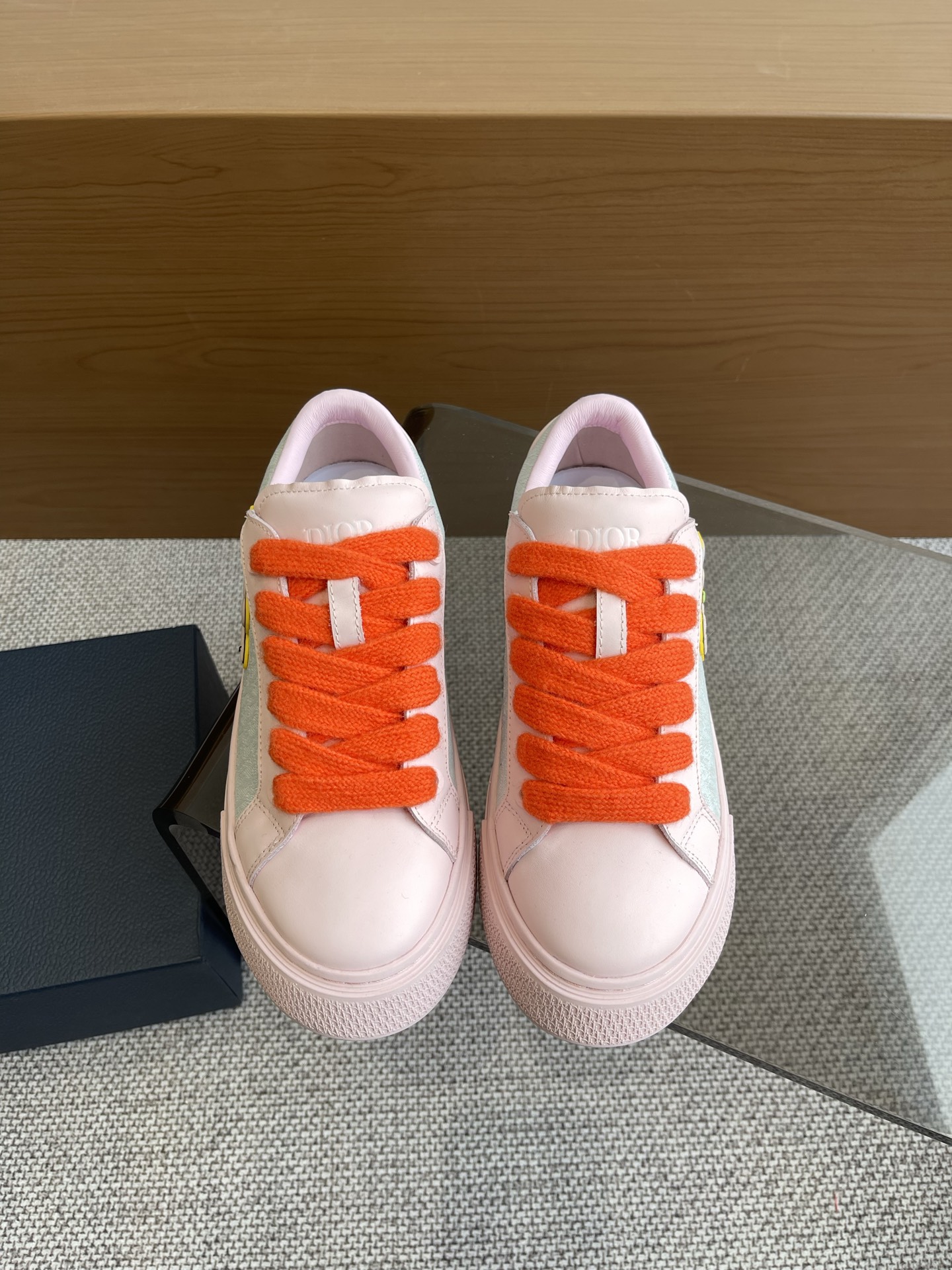 NO:258259,Dior B33 series 25ss latest snake-year limited casual sneakers skateboard shoes couples new spring products reinterpret classic tennis shoes stylish silhouettes highlight the thick feeling carefully crafted in navy blue and white jacquard fabrics, decorated with Oblique prints, suede inserts, unique padded tongue embossed with Dior embossed logos, paired with navy blue mohair wide laces and matte tone finish brass eyelets White Dior Oblique patterned rubber sole, with contrasting Dior 30 Avenue Montaigne logo on the back to enhance style, adding a stylish temperament to casual look Fabric Original custom Oblique   cowhide inner Original custom sheepskin   breathable mesh sole  Original open mold anti-slip TPU material, bottom thickness 4CM, size 35-45, casual shoes/sports shoes, dior, dior, sneakers, cowhide, sheepskin19860909Dior 迪奥B33系列 25ss最新蛇年限定 休闲运动鞋 滑板鞋 情侣款 25ss春季新品 重新诠释经典的网球鞋 时尚的廓形突显厚实感 采用海军蓝色和白色提花面料精心制作,饰以 Oblique 印花,搭配绒面革镶片,别具一格的加垫鞋舌点缀以 Dior 压花标志,搭配海军蓝色马海毛宽鞋带和哑光同色调饰面黄铜孔眼 白色 Dior Oblique 图案橡胶鞋底,后侧饰以对比鲜明的 Dior 30 Avenue Montaigne 标志提升格调 可为休闲造型增添时尚气质 面料 原版定制Oblique老花 牛皮 内里 原版定制羊皮 透气网里 鞋底 原版开模防滑TPU材质 底厚4CM 码数35-45,休闲鞋/运动鞋,dior,dior,sneakers,cowhide,sheepskin,Women's Shoes