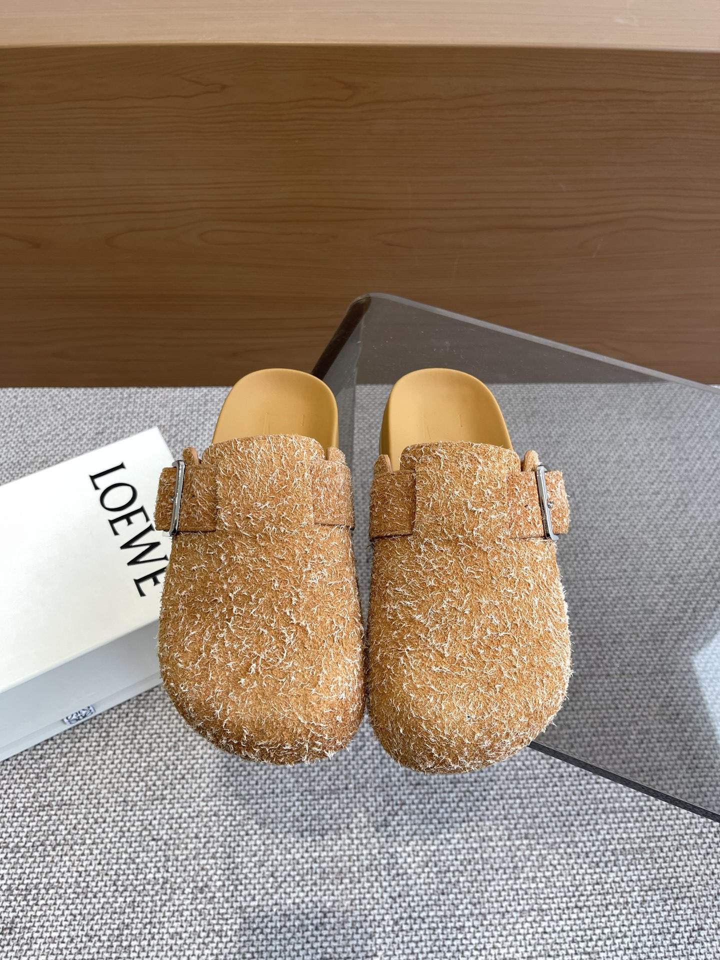 NO:258239,LOEWE 25ss New Birken Slippers From the show Brand designer Jonathan Anderson's consistent playful color New Birken Muller Slippers are paired with cute and interesting round toe toe with retro style carved details, full of design sense Fabric Original imported wool cloth Inner Sheepskin Original open mold rubber outsole Size 35-41 (customized for 40.41), semi-drag, loewe, loewe, slippers, sheepskin19860909LOEWE 罗意威 25ss 新款 勃肯拖鞋 来自秀场 品牌设计师Jonathan Anderson一贯的玩味主义色彩 新款 勃肯 穆勒拖鞋以可爱有趣的圆形鞋头搭配极具复古风的雕花细节 设计感十足 面料 原版开模进口羊毛布 内里 羊皮 原版开模橡胶大底 码数35-41（40.41定做）,半拖,loewe,loewe,slippers,sheepskin,Women's Shoes