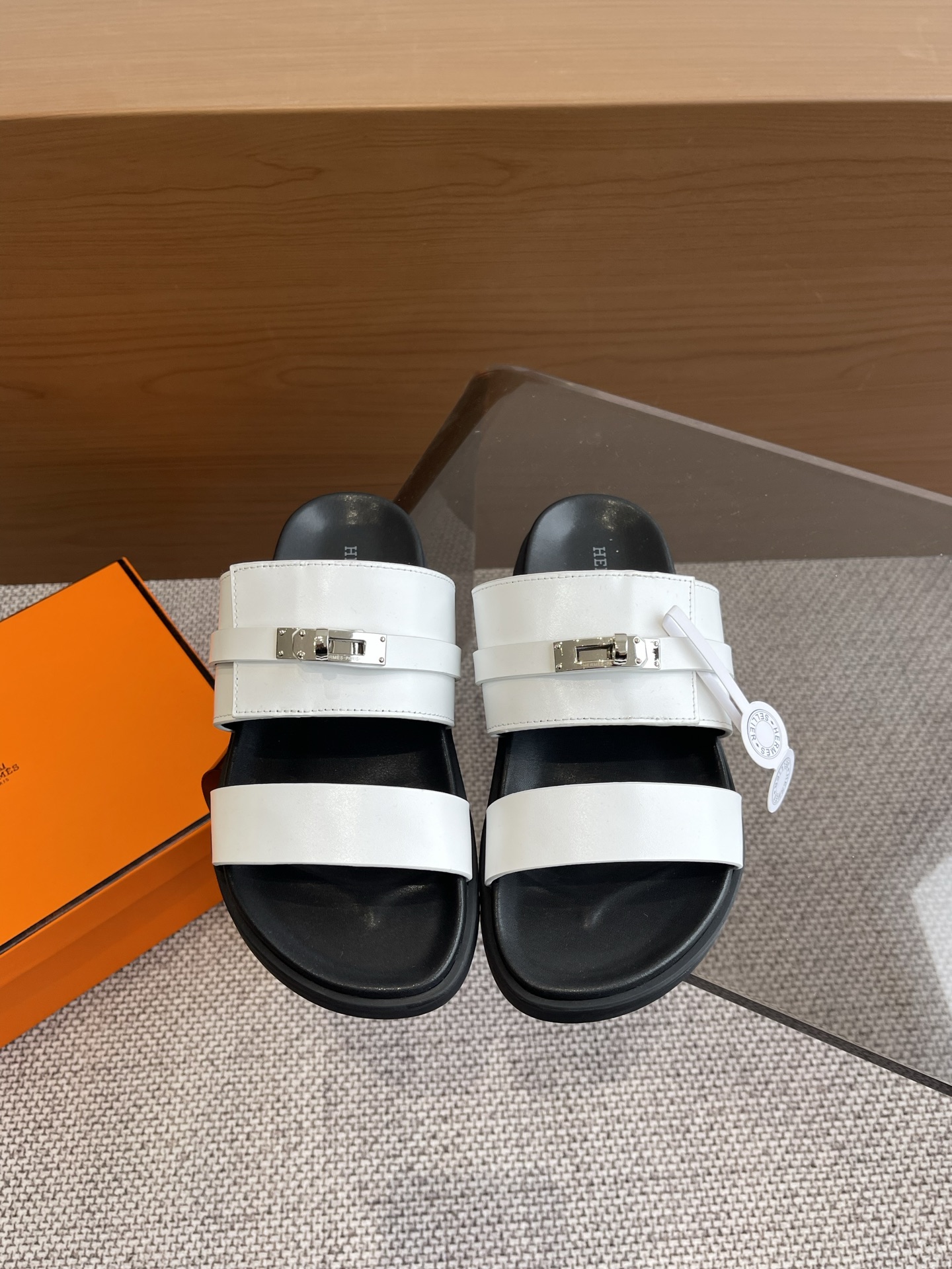 NO:258270,Men's 10 HERMES Hermes New Second-My Magic Slippers Series Classic style with cloud-like feel, barefoot or paired with socks, they are all fashionable and not as fashionable as they are super cute. In summer, you really need versatile slippers. It looks good no matter how you match it. The casual and advanced feeling is also great. It is also very comfortable to match it with various colored socks. It is very fashionable. Super good-looking and versatile. Upper cowhide inner cowhide. Original mold opening TPU, anti-slip sole. Size 35-40. Men's 39-44. Slippers, hermes, hermes, slippers, cowhide, socks19860909男10 HERMES爱马仕 新款二舅魔术拖鞋系列 经典款踩云脚感,光脚或者搭配个袜子穿,都时髦的不行哦超可爱 夏天真的太需要百搭拖鞋了 怎么搭配都好看 随意且高级的感觉舒适度也很棒 搭配各种彩色袜子 潮爆了 超好看百搭 鞋面 牛皮 内里 牛皮 原版开模TPU、防滑大底 码数女35-40 男39-44,拖鞋,hermes,hermes,slippers,cowhide,socks,Women's Shoes