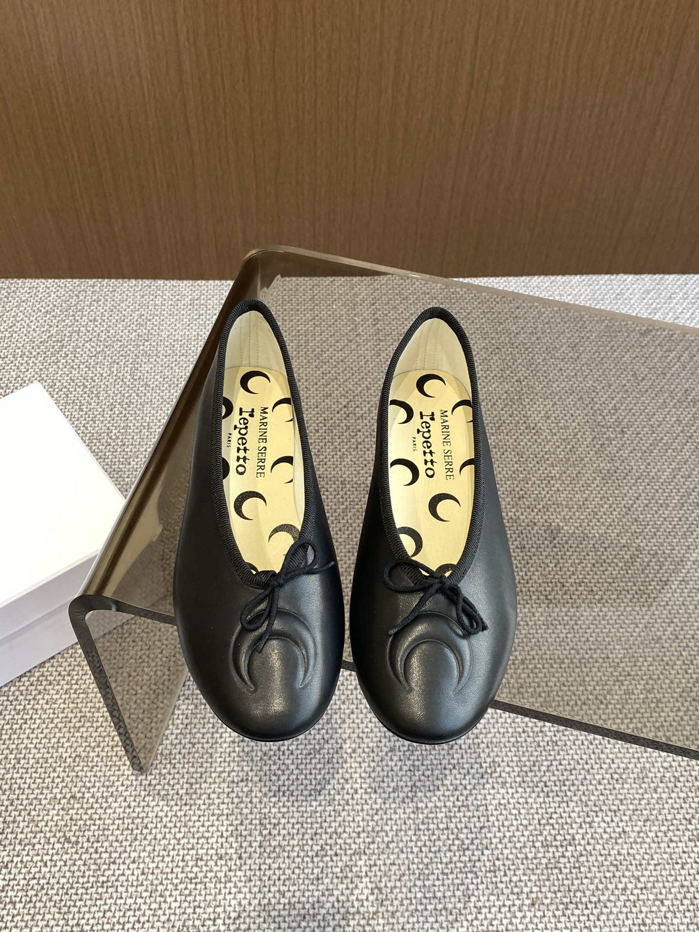 NO:258254,Marine serre x Repetto Co-branded model Crescent print shallow mouth Ballet shoes The toe and insole are printed with the moon logo. The foot feels comfortable and slimming. What is good to match? Fairies are pushing. Limited model. Upper. Original imported cowhide. Inner footbed. Sheepskin. Soles. Original leather outsole. Size 35-39 (40 customized). Ballet shoes. Cowhide, sheepskin, Leather soles.19860909Marine serre x Repetto 联名款 月牙印花浅口 芭蕾舞鞋 鞋头和鞋垫里面都印了月亮的标志 上脚脚感舒适显瘦 配啥啥好看哈 仙女们冲 限量款 鞋面 原版进口牛皮 内里垫脚 羊皮 鞋底 原版真皮大底 码数35-39（40订做）,芭蕾舞鞋,cowhide,sheepskin,Leather soles,Women's Shoes