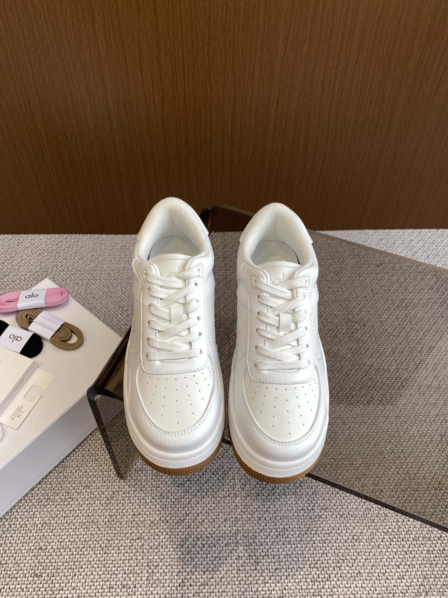 NO:221532,alo 25ss spring and summer new style color-blocking white shoes thick-soled comfortable and casual style alo understands girls better than Nike. It is super versatile and super comfortable. It is a thick-soled but it is not heavy at all. It is very light and it looks better when putting on socks. It is also recommended by celebrities. It is a star-like style~ It increases the height of the foot and shows thin legs. It is super suitable for us small girls. The overall shoes are also classic color-blocking contrasting design with the delicate leather texture of the upper. Material cowhide, inner sheep lining, outsole, pure natural rubber outsole, size 35-40 (40 customized), casual shoes/sports shoes, sneakers, cowhide19860909alo 25ss春夏新款 拼色小白鞋 厚底舒适休闲款 alo比耐克更懂女生 上脚超级百搭 而且超级舒适 是厚底款但是上脚一点都不沉重非常轻便 套上袜套搭配更好看 而且还是明星同款推荐～上脚增高显腿细  超级适合我们小个子女生～鞋子整体也是经典的拼色撞色设计搭配鞋面细腻的真皮纹路肌理感 材质 牛皮 内里 羊里 大底 纯天然橡胶大底 码数35-40（40订做）,休闲鞋/运动鞋,sneakers,cowhide,Women's Shoes