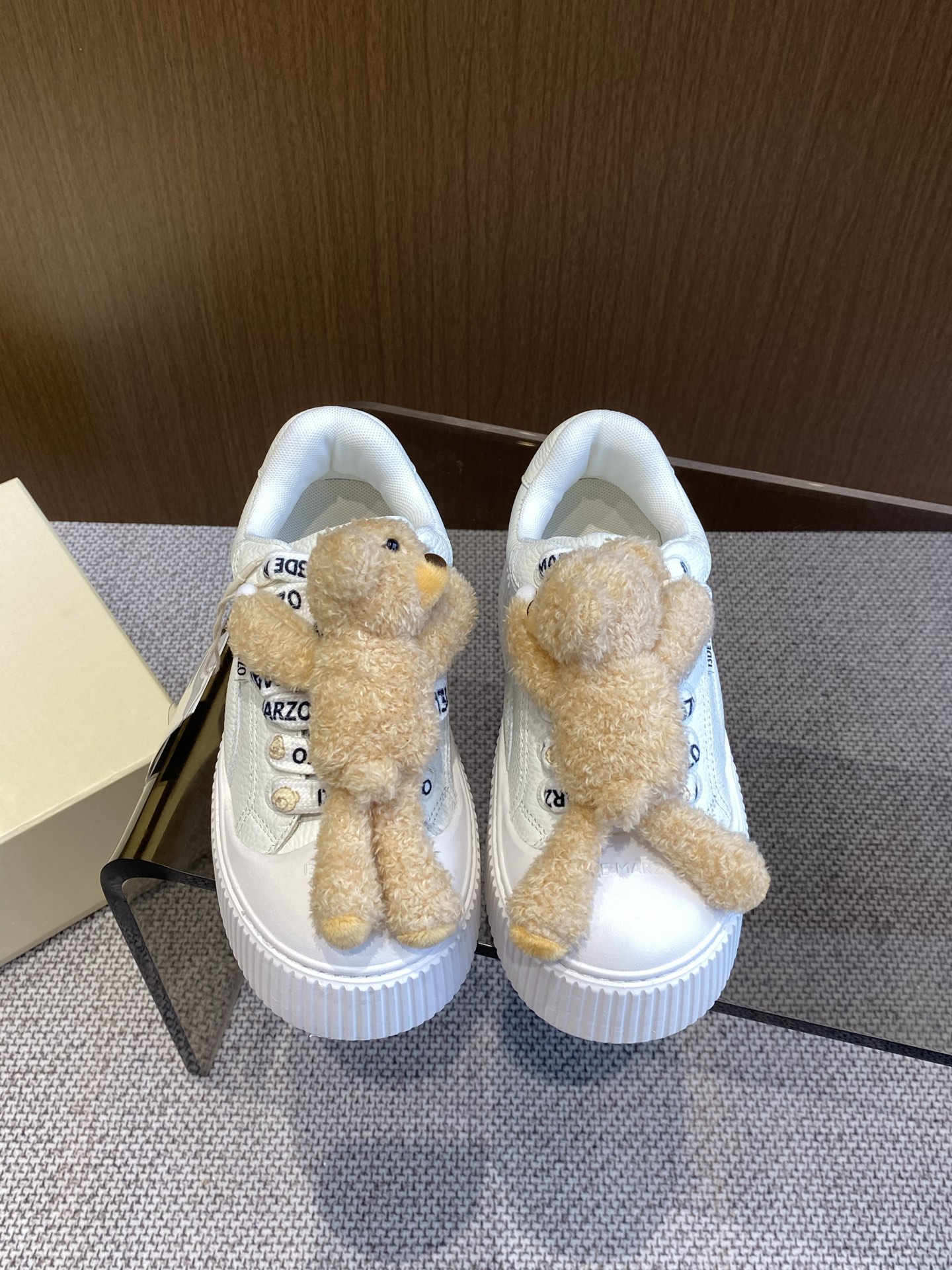 NO:258268,43DE MARZO Niche trendy brand Three-dimensional dolls Dissolved canvas shoes Three-dimensional bear dolls Dissolved canvas shoes This pair of shoes adopts a unique dissolving design, making every step full of fun. The three-dimensional design of the bear doll makes this pair of shoes stand out from the crowd and become the most beautiful cub on the street. The foamed big toe sole is soft and cute. Super light. A must-have artifact for beauty. Upper. Original canvas/toe cowhide. Inner. Original breathable Monica mesh sole. Original EVI foam sole. Heel height 4cm. Size 35-40 (40 customized), casual shoes/sneakers, sneakers, cowhide1986090943DE MARZO 小众潮牌 立体玩偶 溶解帆布鞋 立体小熊玩偶溶解帆布鞋 这双鞋采用独特溶解设计 让每一步都充满趣味 小熊玩偶的立体设计 让这双鞋在人群中脱颖而出 成为街头最靓的崽 发泡大头鞋底软萌可爱 超级轻盈 美女必备神器 鞋面 原版帆布/头层牛皮 内里 原版透气莫尼卡网纱 鞋底 原版EVI发泡底 跟高 4cm 码数35-40（40定做）,休闲鞋/运动鞋,sneakers,cowhide,Women's Shoes