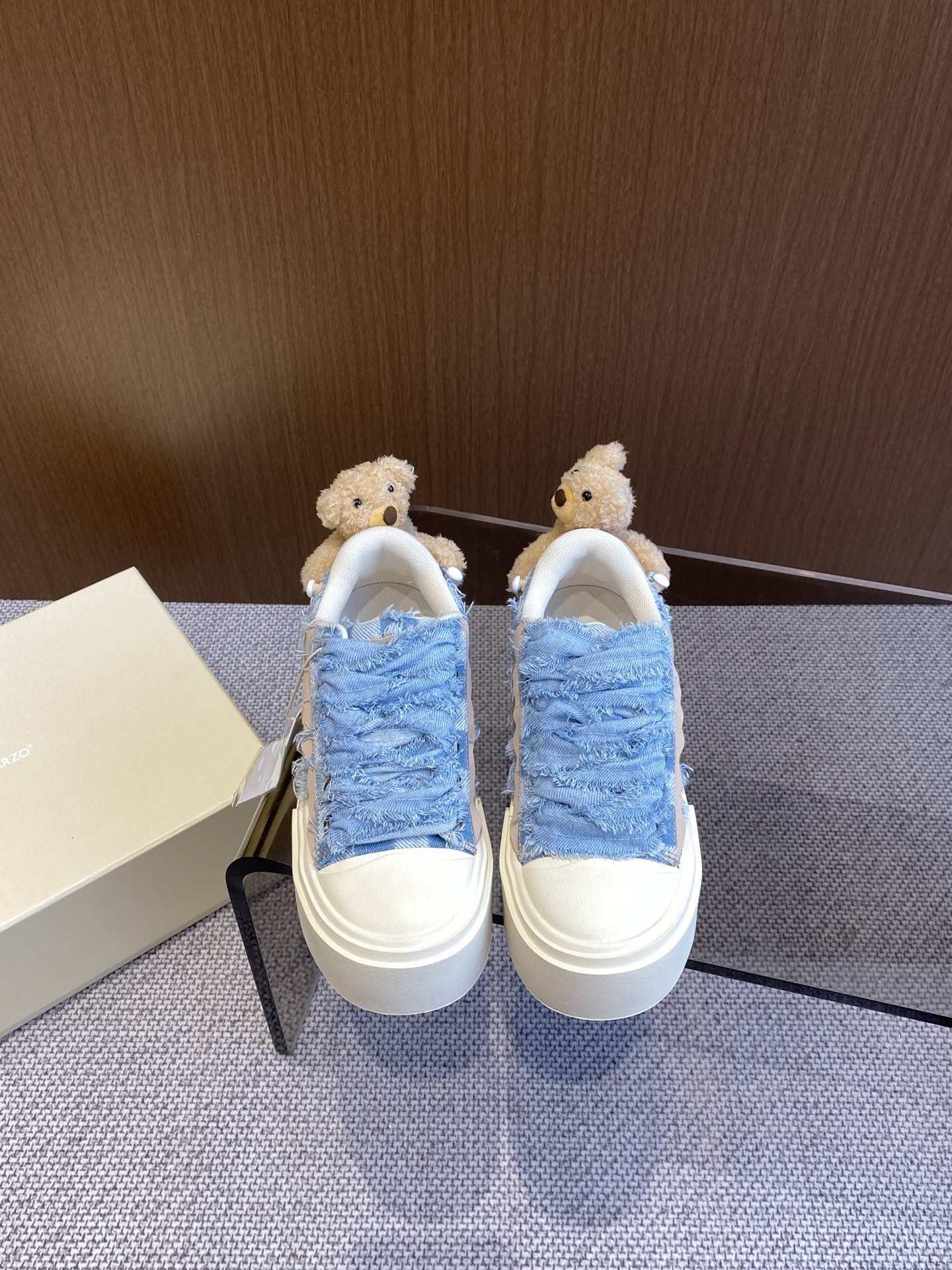 NO:258219,43DE MARZO niche trendy brand Bear stamped thick-soled canvas casual shoes. Shoes and bears can actually be matched together. The soft and cute bear is fixed with elastic buttons (very firm and not easy to fall off). The spliced ​​upper surface. The black will be more dirt-resistant and better care. The wide shoelace design has a lot of texture. Rubber sole. Wear-resistant and non-slip. The shoe shape is also very suitable for various combinations of daily life. Casual and comfortable. Upper. Original canvas/cowhide. Inner. Original breathable cloth. Sole. Original rubber outsole. Heel height 5cm. Size 35-40 (40 customized). Casual shoes/sports shoes, sneakers, cowhide.1986090943DE MARZO 小众潮牌 小熊贴章 厚底帆布休闲鞋 鞋子和小熊居然也能搭配到了一起,软萌可爱的小熊通过弹力纽扣固定(很牢固 不易脱落) 拼接的帮面 黑色会更耐脏也更好打理宽鞋带设计整体质感十足 橡胶鞋底 耐磨防滑 板鞋造型也很适合日常生活的各种搭配 休闲又舒适 鞋面 原版帆布/牛皮 内里 原版透气布 鞋底 原版橡胶大底 跟高5cm 码数35-40（40定做）,休闲鞋/运动鞋,sneakers,cowhide,Women's Shoes