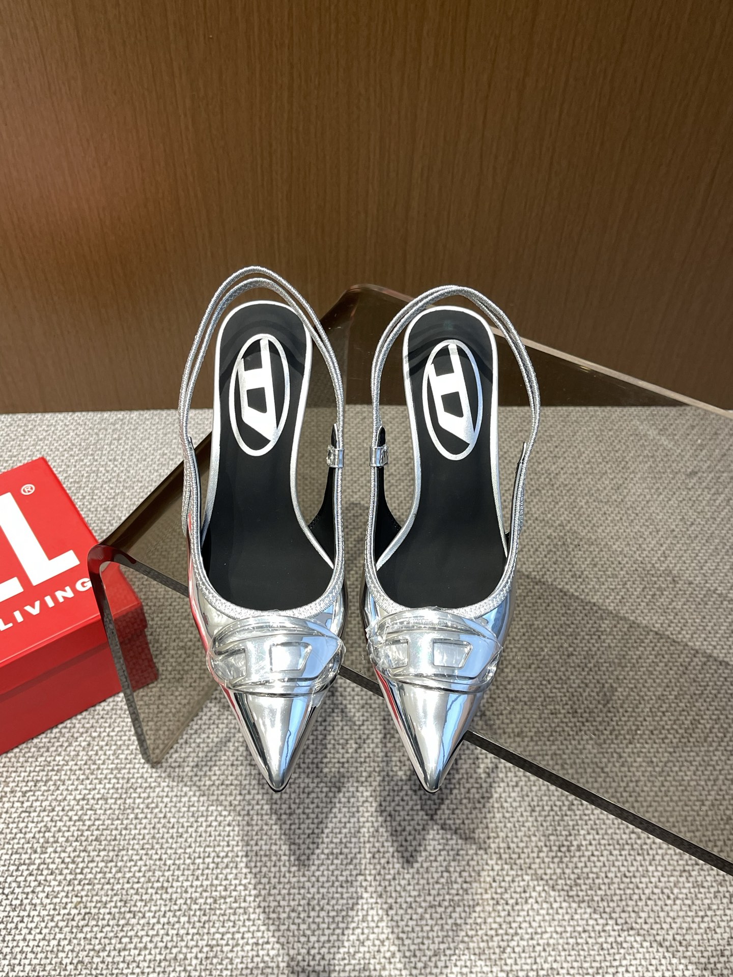 NO:258248,Diesel 25 Spring and Summer Newest High Heel Pointed Back Sandals!  It's hard to refuse cool and cool. Top quality of niche trendy brands. Paired with wide-leg pants, it reveals the tip of the shoe, and it's so cool. A must-have for hot girls/sisters, it's definitely the most beautiful item for everyone to use in the year. The original series of originals have been purchased and developed. I really love this pair. The upper is made of top layer cowhide/snake pattern cowhide, inner foot pad sheepskin, imported Italian leather, heel height: 9cm Size: 35-40 (40 custom made without return and exchange), high heels, sandals, high heels, cowhide, sheepskin, Leather soles19860909Diesel 25春夏最新高跟尖头后空凉鞋！ 又酷又飒的很难拒绝啊 小众潮牌顶级品质 搭配阔腿裤露出鞋尖,一整个狂拽酷炫住了 辣妹必备款/姐妹们冲啊绝对是年度人手一双的最美单品 全系列原版购入开发 真的爱了这双 鞋面采用头层牛皮/蛇纹牛皮 内里垫脚羊皮 意大利进口真皮大底 跟高:9cm 码数:35-40（40定做不退换）,高跟鞋,sandals,high heels,cowhide,sheepskin,Leather soles,Women's Shoes