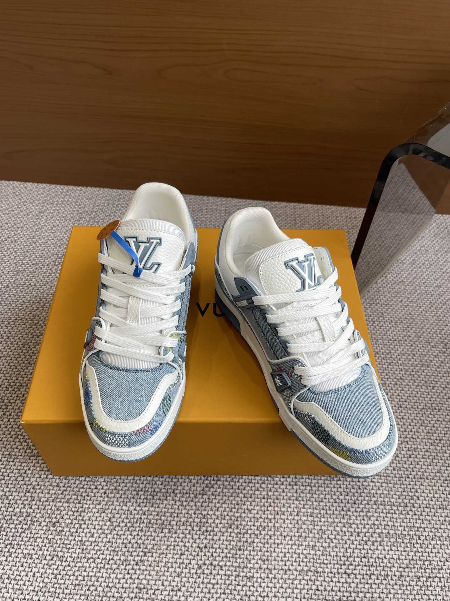 NO:258252,LV TARINE LV Vuitton L home sneakers skateboard shoes Couple style Original purchase and development Made this LV Trainer sneakers are made of cowhide leather to create complex uppers, which require hours of ingenious sewing to complete. The classic configuration is from Virgil Abloh, showing the inspiration of retro basketball shoes Fabric: Original custom-made top layer cowhide Inner: Original custom breathable net Outsole: Original open-mode two-color TPU combination sole Size 35-44, casual shoes/sports shoes, louis vuitton, louis vuitton, louis vuitton, louis vuitton, louis vuitton, sneakers, cowhide19860909LV TARINE路易威登L家运动鞋 滑板鞋 情侣款 原版购入开发 做货 本款LV Trainer 运动鞋选用牛皮革塑造繁复鞋面,需要数小时的匠心缝制方可完成.经典构型出自 Virgil Abloh 之手,展现复古篮球鞋的灵感启发 面料: 原版定制头层牛皮 内里: 原版定制透气网里 大底: 原版开模双色TPU组合大底 码数35-44,休闲鞋/运动鞋,louis vuitton,louis vuitton,louis vuitton,sneakers,cowhide,Women's Shoes