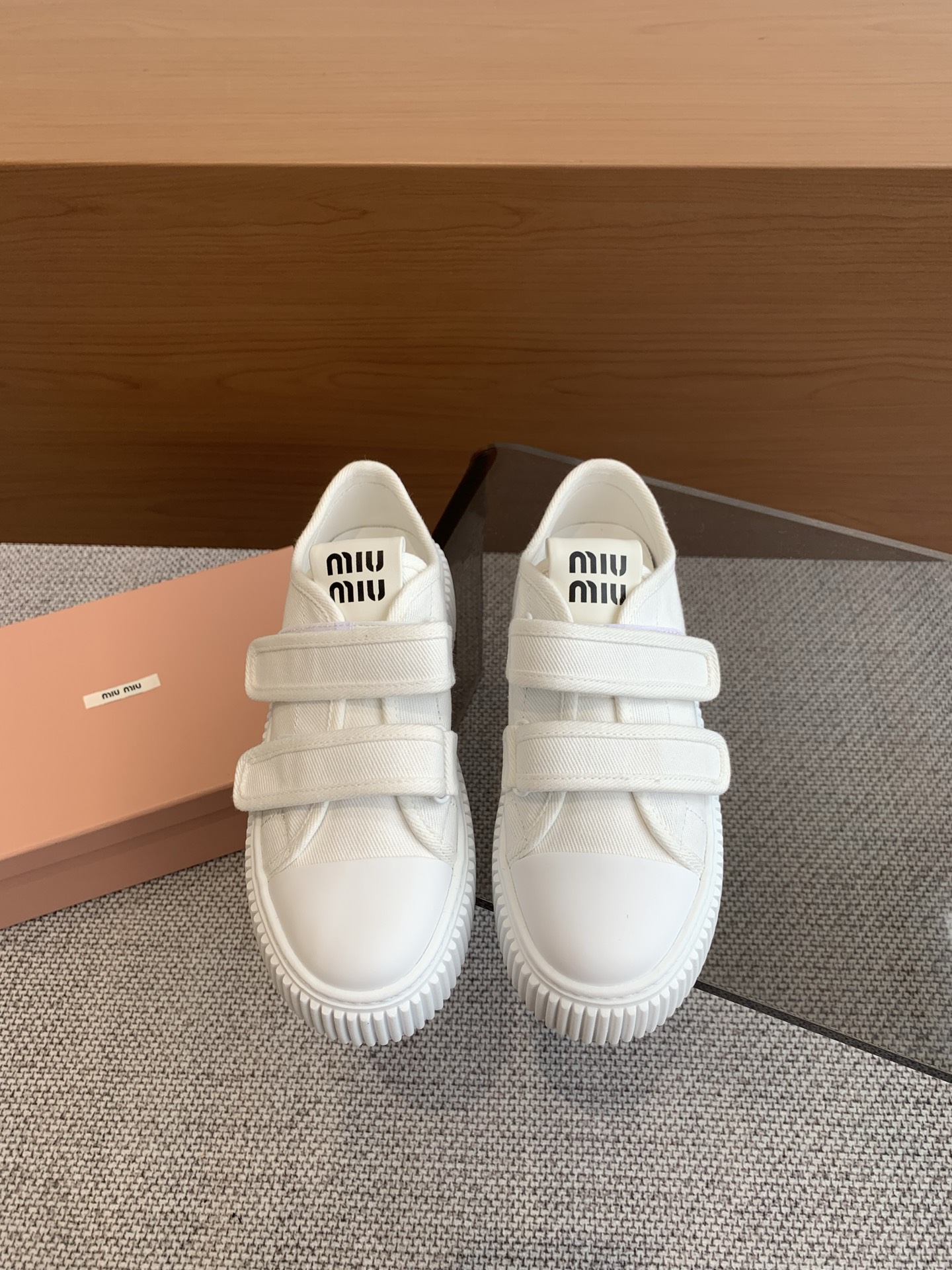 NO:258211,Miu Miu New Spring and Summer Thick-soled Canvas Casual Shoes Top Version Very recognizable tongue, super sunny and youthful on the feet!  It is full of girlishness and can make casual shoes so sweet. Only Miu can do it. It has a strong aura. Fabric. Original custom imported canvas material. Inner. Original custom imported canvas material. Outsole. Original open mold-proof anti-slip rubber sole. Sole thickness: 4.5CM. Size 35-40 (40 custom made without return or exchange), casual shoes/sports shoes, miumiu, sneakers.19860909Miu Miu 缪缪 春夏新款 厚底帆布休闲鞋 顶级版本  极具辨识度的鞋舌,上脚超级阳光青春！少女味十足,能把休闲鞋打造的如此甜美,只有Miu才能做到了,上脚气场十足 面料 原版定制进口帆布材质 内里 原版定制进口帆布材质 大底 原版开模防滑橡胶大底 底厚: 4.5CM 码数35-40（40订做不退换）,休闲鞋/运动鞋,miumiu,sneakers,Women's Shoes