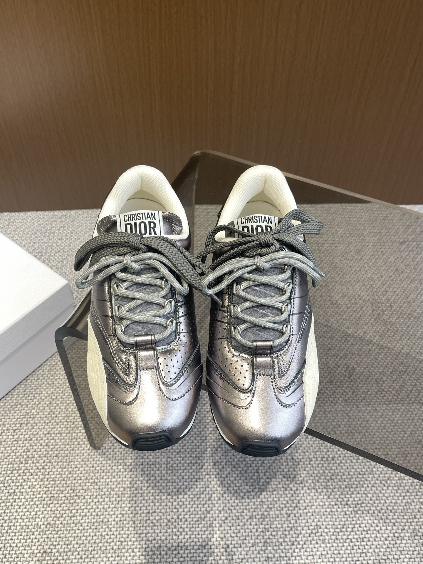 NO:257930,Dior New Graffiti Sketches for Spring and Summer Show Deshuo Shoes Forrest Gump Shoes 25ss Spring and Summer Show The most popular item This pair of shoes has changed the single design style of Forrest Gump Shoes I had previously remembered. The details are very consistent with the current trend, but it also incorporates the manager's new understanding and retro feelings about Forrest Gump Shoes. The overall feeling is a bit new, the material is a little matte leather, full of retro style, and looks very high-end. The feeling after putting on the foot is very convex. The foot is really beautiful and versatile. It can be used in any style of clothes, pants and skirts. Who wears them and looks good. The original combination of the size 35-41 (40 41 customized), casual shoes/sports shoes, dior, dior, sneakers, skirts19860909Dior迪奥 春夏走秀新款涂鸦素描 德训鞋阿甘鞋 25ss春夏秀场出镜率最高的单品 这双鞋改变了之前印象中的阿甘鞋单一的设计风格 保留着原本的造型 细节点缀上非常符合当下流行趋势但也融入了主理人对于阿甘鞋全新的理解和复古情怀 整体感觉焕然一新材质是有一点哑光的皮质,复古风十足 看起来很高级 上脚后的感觉就是很凸造型 上脚真心好看又百搭 啥风格衣服裤子裙子都能驾驭 谁穿谁好看原版组合大底码数35-41（40 41定制）,休闲鞋/运动鞋,dior,dior,sneakers,skirts,Women's Shoes