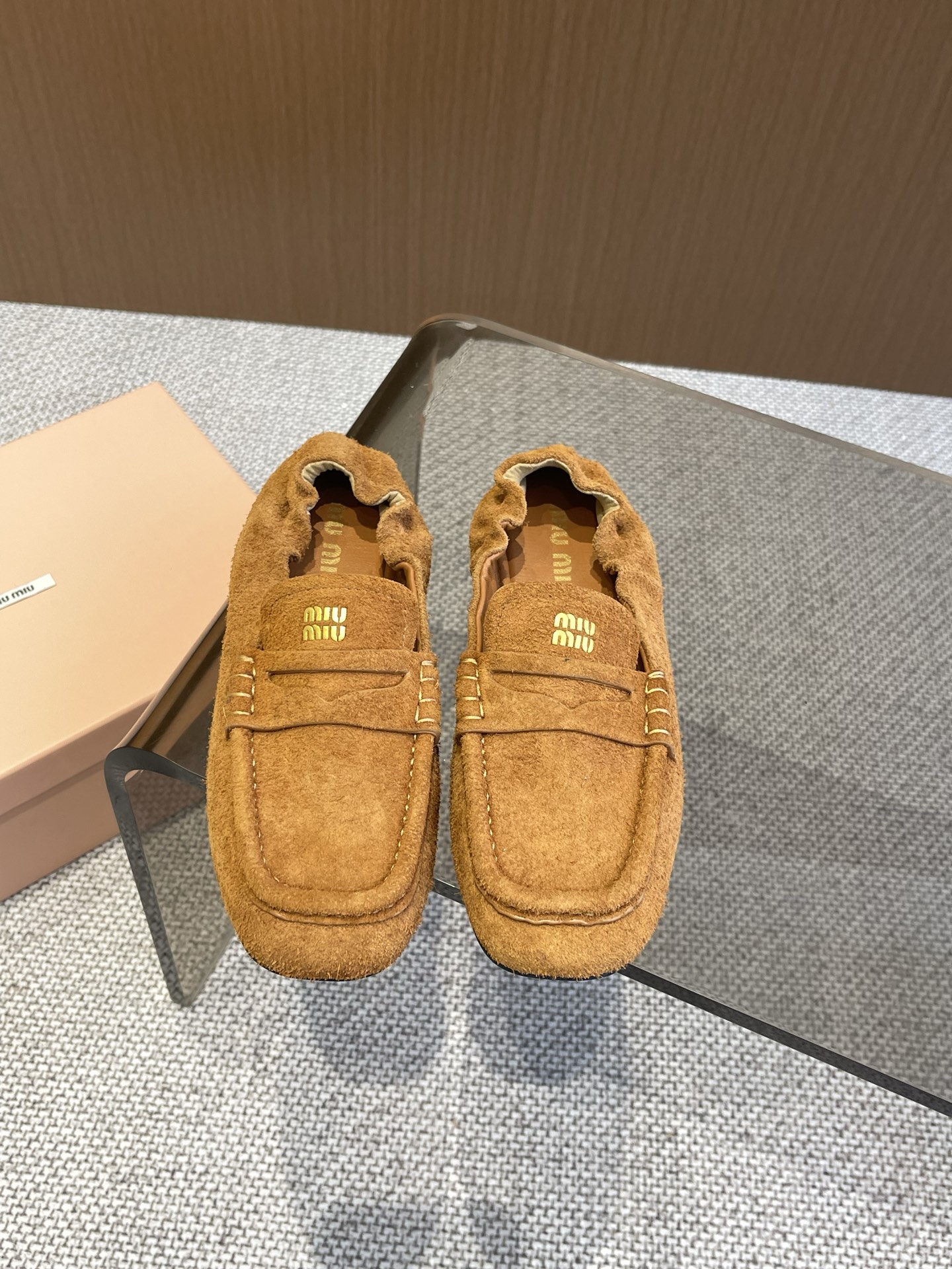 NO:258172,Miu Miu Miu New Spring and Summer Brock Loafers Ballet Shoes Integrate the agility of ballet in everyday life with the agility of ballet. The classic outline of dance shoes is portrayed with modern brushstrokes. Super soft sheepskin-style ballet shoes draw inspiration from classic Japanese shoes. Simple but not complicated to suit a variety of shapes. Agile and fashionable between steps. Imported suede on the upper. Sheepskin lining. The embossed logo of the tongue. The original open molded rubber outsole. Size 35-40 (customized for 40), Doudou shoes, miumiu, loafers, sheepskin, chamois leather.19860909Miu Miu缪缪 25春夏季新款 布洛克乐福鞋 芭蕾舞鞋  以芭蕾的灵动意韵融于日常. 以现代笔触刻画舞鞋经典轮廓 超软的绵羊皮质款芭蕾舞鞋 从经典日式鞋履汲取灵感 简而不繁适合多种造型 步履之间灵动时髦 鞋面进口麂皮 羊皮衬里 鞋舌压花徽标 鞋底原版开模橡胶大底 码数35-40（40定做）,豆豆鞋,miumiu,loafers,sheepskin,chamois leather,Women's Shoes