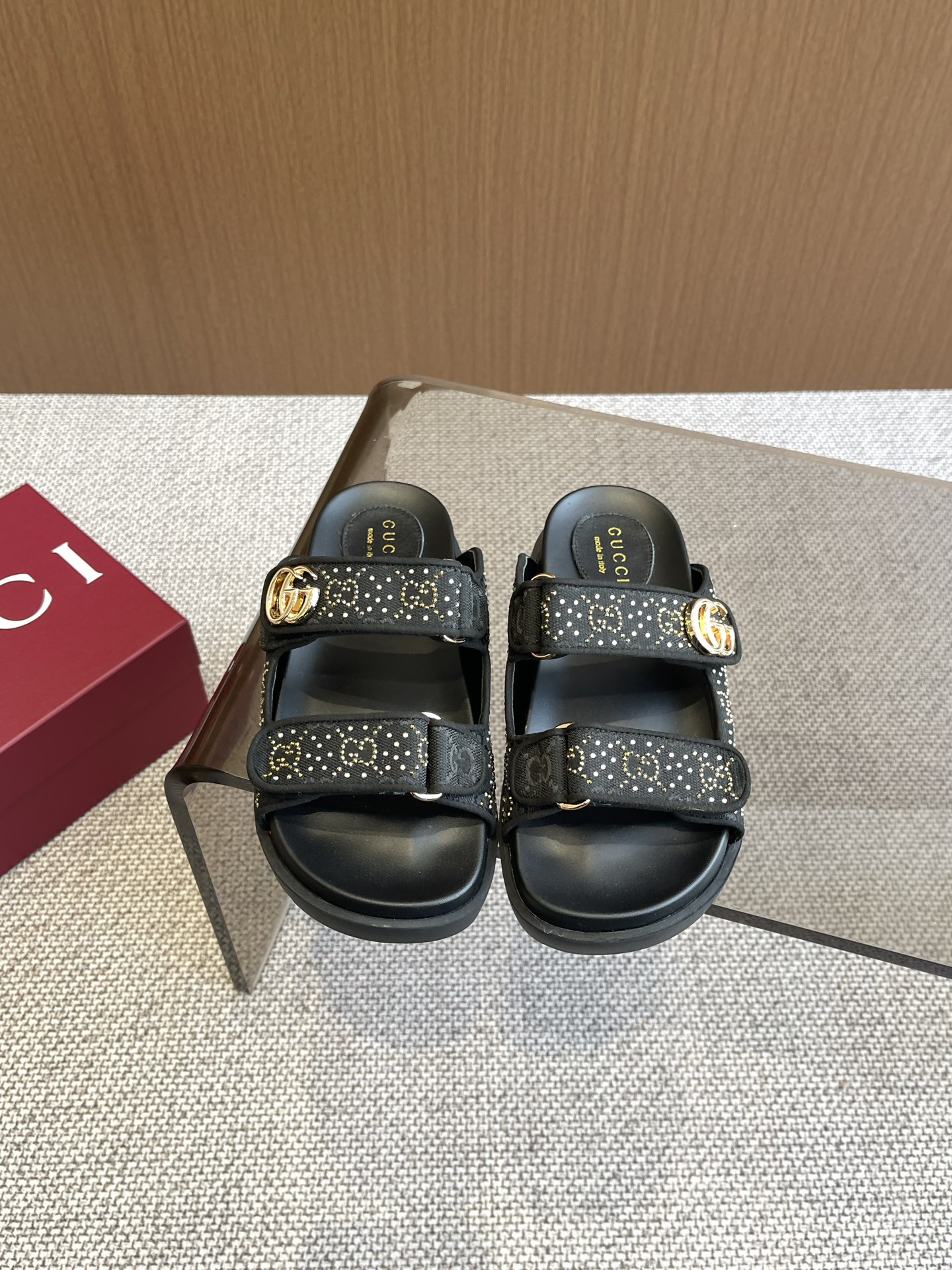 NO:258241,Gucci Women's Angela Red GG Crystal Double G Canvas Flat Sandals This flat sandal is made of magic sticky tape design, which is modern and full of sporty atmosphere, bringing a comfortable feeling. This accessory is made of Angora Red GG Crystal Canvas, with elegant lace-ups embellished with elegant Angela Red GG Crystal Canvas Double G Gold Tone Accessories Rubber Sole The back is magic sticky buckle-closed, and the front is fixed with straps Size 35-41 (customized for 40 41), slippers sandals, gucci, gucci, sandals, slippers19860909Gucci古驰 女士安格拉红色GG水晶双G帆布平底凉鞋 这款平底凉鞋采用魔术粘带设计,现代感十足且充满运动气息,带来舒适感受.这款配饰以安哥拉红色GG水晶帆布匠心打造,鞋面绑带缀饰雅致的 安格拉红色GG水晶帆布 双G金色调配件 橡胶鞋底 背面采用魔术粘扣开合,正面采用绑带固定 码数35-41（40 41定做）,拖鞋凉鞋,gucci,gucci,sandals,slippers,Women's Shoes