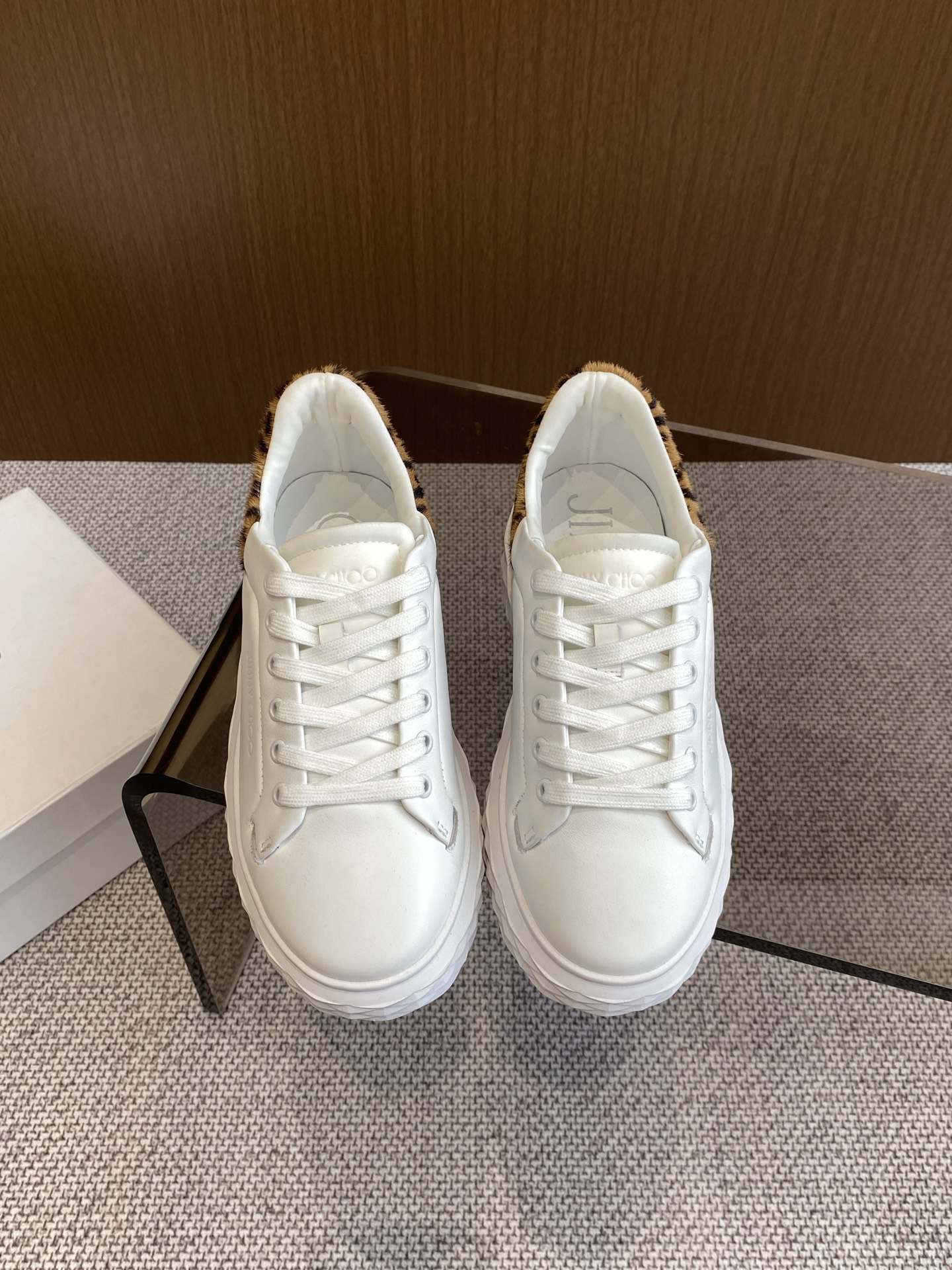 NO:258217,Jimmy choo Zhou Yangjie 25ss Spring and Summer New Diamond Sports Shoes Casual Shoes Adopt brand elements diamond-resistant multi-faceted cutting and shaping three-dimensional sense. The sole is glittering with brand glittering powder coating. The gradually thinner and thicker design makes the visual without any sense of compression more comfortable on the feet. A fashionable, comfortable, versatile and luxurious Diamond Sports Shoes worth owning Fabric Original imported cowhide/Gret Inner Footsteps Original Sheepskin Original Customized Rubber Combination Outsole Size 35-40 (40 Customized), Casual Shoes/Sneakers, Jimmy choo, Sneakers, cowhide, sheepskin19860909Jimmy choo 周仰杰 25ss春夏新款 Diamond 运动鞋 休闲鞋 采用品牌元素防钻石多面切割塑形立体感十足 鞋底采用品牌闪粉覆膜工艺闪闪发光 渐薄厚增高设计让视觉没有丝毫压迫感上脚更舒适 一款时尚、舒适、百搭、奢华于一体的Diamond运动鞋值得拥有 面料 原版进口头层牛皮/格丽特 内里垫脚 原版羊皮 原版定制橡胶组合大底 码数35-40（40定做）,休闲鞋/运动鞋,jimmy choo,sneakers,cowhide,sheepskin,Women's Shoes