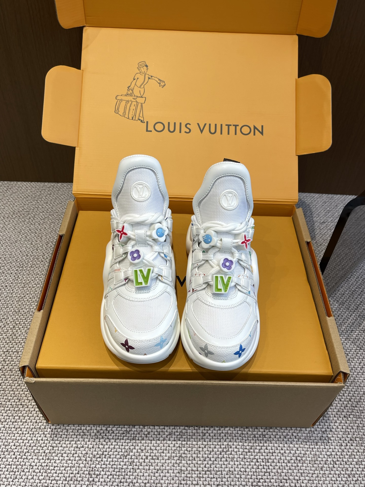 NO:258267,Louis Vuiton x Takashi Murakami Latest Iv archlight series arch bridge bottom casual thick-soled lace-up shoes Top version This model uses eye-catching wavy sole and large tongue equipped with a sporty super elastic style rubber outsole. It is very eye-catching. It is also made of a variety of high-tech fabrics to create a soft and elastic upper. It is comfortable and soft on the feet. Original custom-made top cowhide   technological fabric. Original imported breathable mesh   cowhide foot pads. Original mold opening correct u-shaped arch bridge outsole. Sole thickness about 5cm. Size 35-40. Casual shoes/sports shoes. Louis vuitton, louis vuitton, sneakers, cowhide19860909Louis Vuiton路易威登x村上隆 最新款 Iv archlight系列 拱桥底休闲 厚底系带鞋 顶级版本 此款采用抢眼的波浪形鞋底和大型鞋舌 搭载运动气息十足的超弹性风格橡胶外底 注目度十足 再配合上由多种高科技布料打造柔软弹力鞋面 上脚舒适柔软 原版定制头层牛皮＋科技面料 原版进口透气网里＋牛皮垫脚 原版开模正确u型拱桥大底 底厚 约5cm 码数35-40,休闲鞋/运动鞋,louis vuitton,louis vuitton,sneakers,cowhide,Women's Shoes