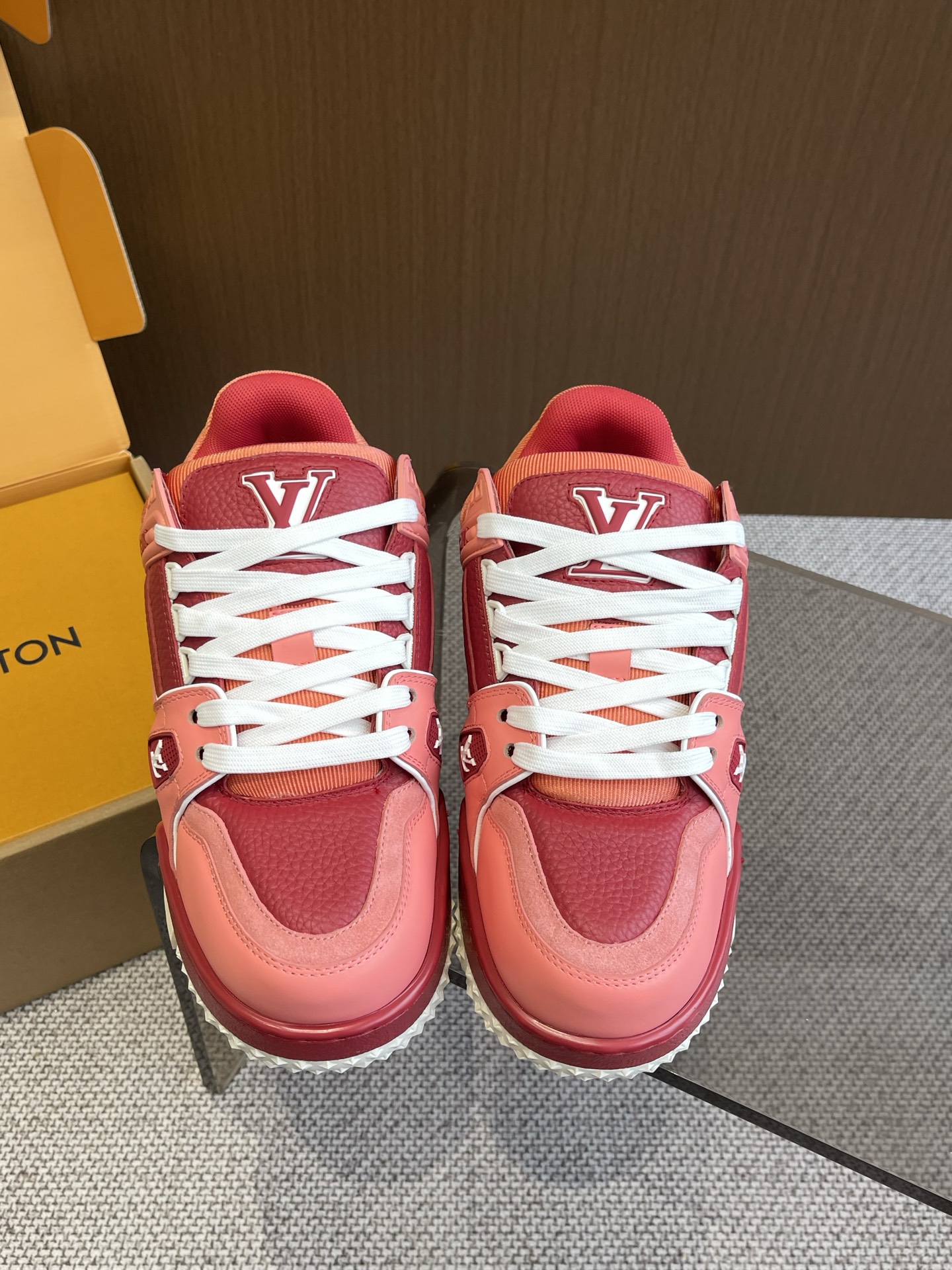 NO:257971,Purchase grade (official website simultaneous shipping full set of packaging) Louis Vuitton catwalk model fat ding trainer bread shoes couple model fat trainer breaks the single change of color chubby and super cute and interesting Incorporate more similar contour lines and car lines with Old Skool widened shoelaces paired with colorful DIY buckles and further exaggerate its full shoe body. The romantic and childlike innocence also highlights a bit of rebellious street meaning. The upper imported toe layer calfskin inside is customized breathable net TPU sole size 35-46 (45 46 custom made without return), casual shoes/sports shoes, louis vuitton, sneakers, cowhide19860909代购级（官网同步发货全套包装） Louis Vuitton 走秀款胖丁trainer 面包鞋 情侣款 胖trainer打破颜色的单一变化 胖乎乎的超可爱有趣 融入了与Old Skool 更相似的轮廓线条与车线 加宽的鞋带 搭配彩色的DIY饰扣 并进一步的夸张化它的饱满鞋身 烂漫童真的同时还凸显了些许叛逆街头意味 鞋面进口头层小牛皮 内里定制透气网里 TPU大底 码数35-46（45 46订做不退换）,休闲鞋/运动鞋,louis vuitton,sneakers,cowhide,Women's Shoes