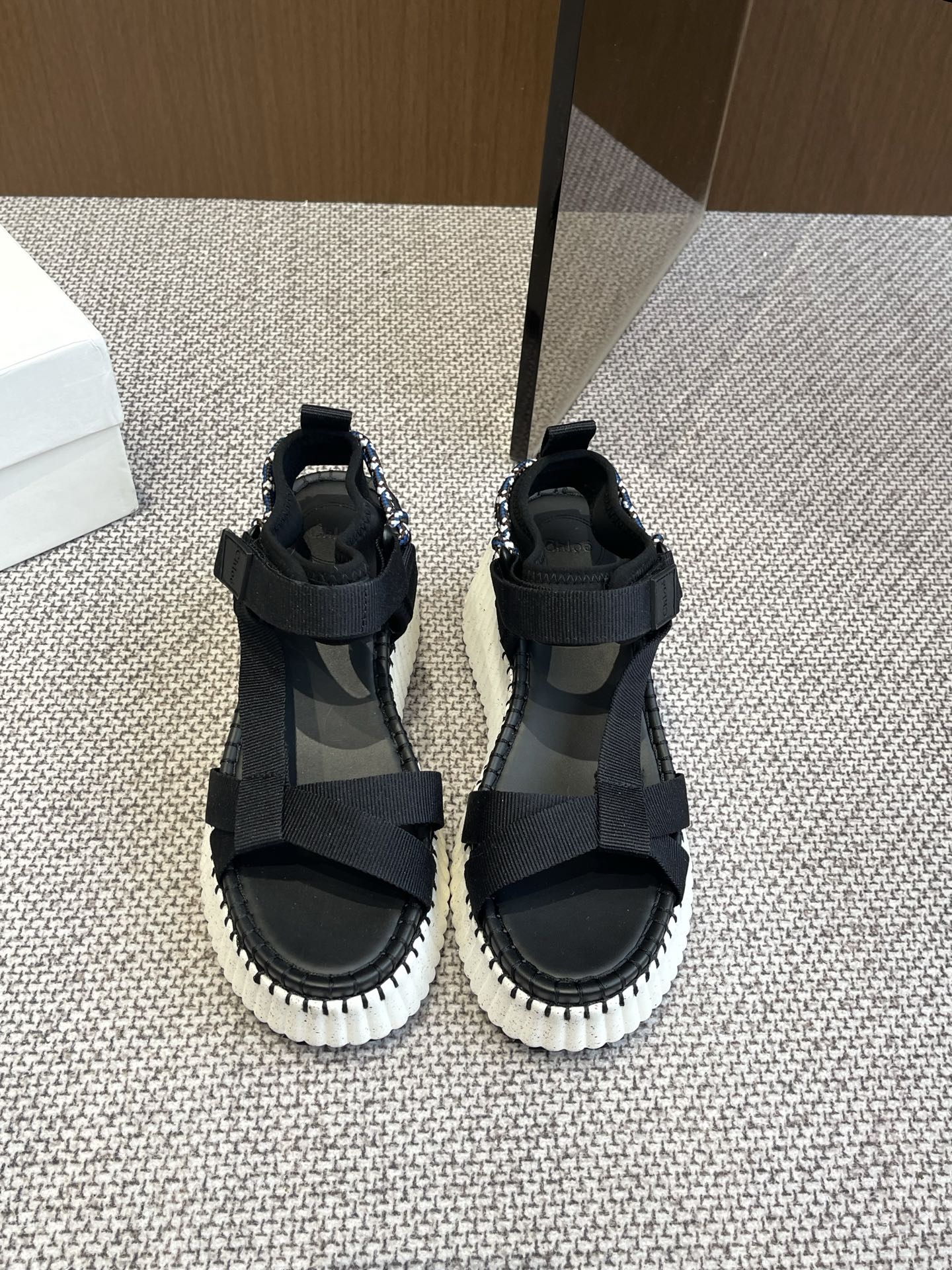 NO:258261,Chloe Kouyi, a new sandal is launched simultaneously on the counter. Spring and summer style. The texture is refreshing and breathable without simmering feet. Fashion and simple style. It turns into long legs in seconds when you put your feet on. The goddess loves it. Beautiful 8. CM ultra-light rubber foam vacuum large sole fabric is used to use imported beef reverse velvet size: 35-42 (40 41 42 customized), sandals, chloe, loewe, sandals19860909Chloe蔻依 专柜同步上市新款凉鞋 春夏款 质地清爽透气不焖脚 时尚简约范儿 上脚秒变大长腿 女神都爱 美翻啦 8.CM超轻橡胶发泡抽真空大底面料使用进口牛反绒码数:35-42（40 41 42定制）,凉鞋,chloe,loewe,sandals,Women's Shoes