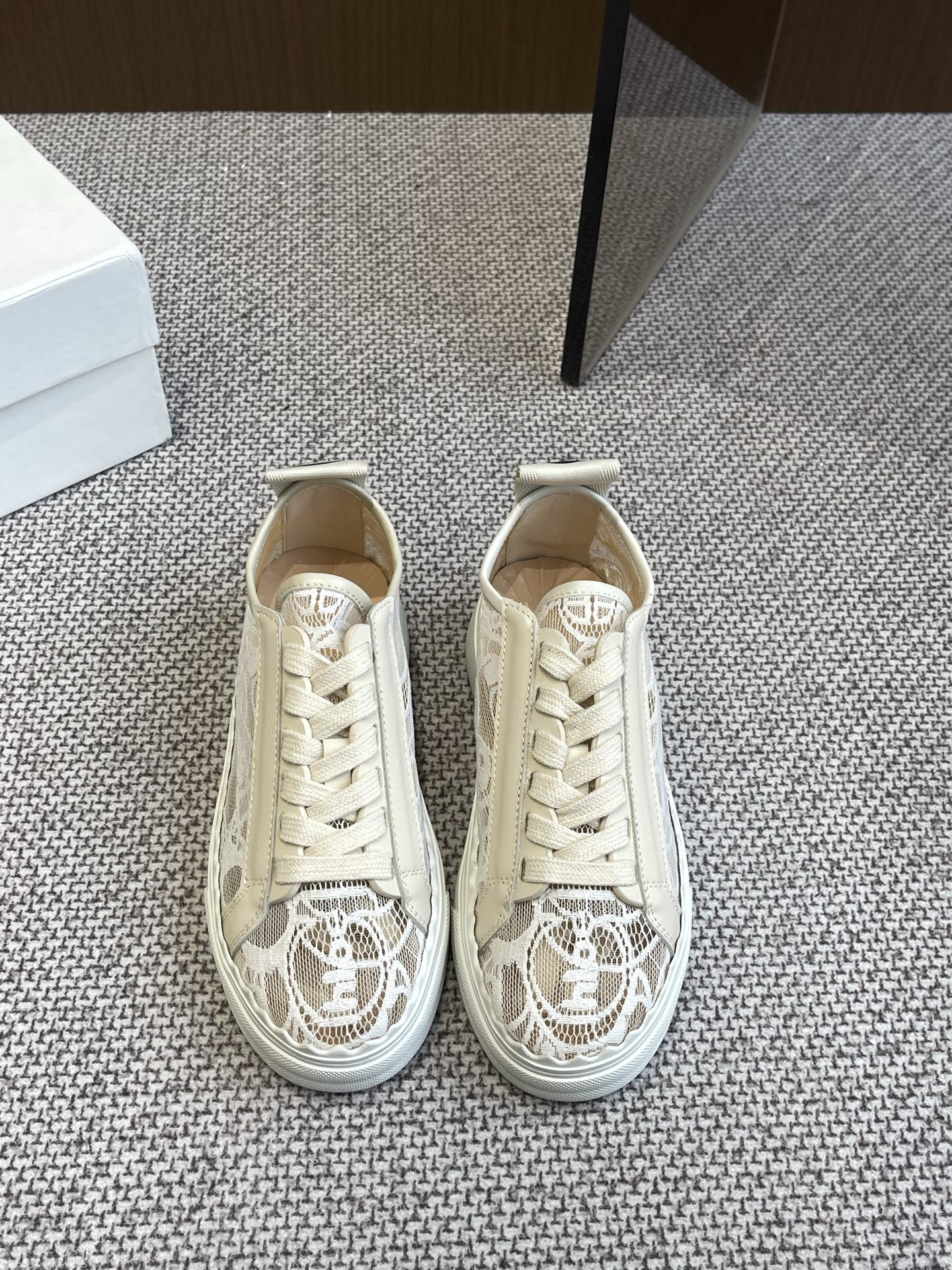 NO:258244,Chloe Lauren shoes upgraded version # floral lace details Side toewear with complete logo print Rear lifting shoe ring Original outsole rubber flat fabric Imported cowhide Oil edge craftsmanship The inner footbed uses imported sheepskin size 35-41, casual shoes/sports shoes, chloe, loewe, sneakers, cowhide, sheepskin19860909Chloe 克洛伊Lauren板鞋 升级版#花卉蕾丝细节 侧面鞋头饰有完整logo印花 后置提鞋环 原标大底橡胶平底 面料 进口牛皮 油边工艺 内里垫脚采用进口羊皮码数35-41,休闲鞋/运动鞋,chloe,loewe,sneakers,cowhide,sheepskin,Women's Shoes