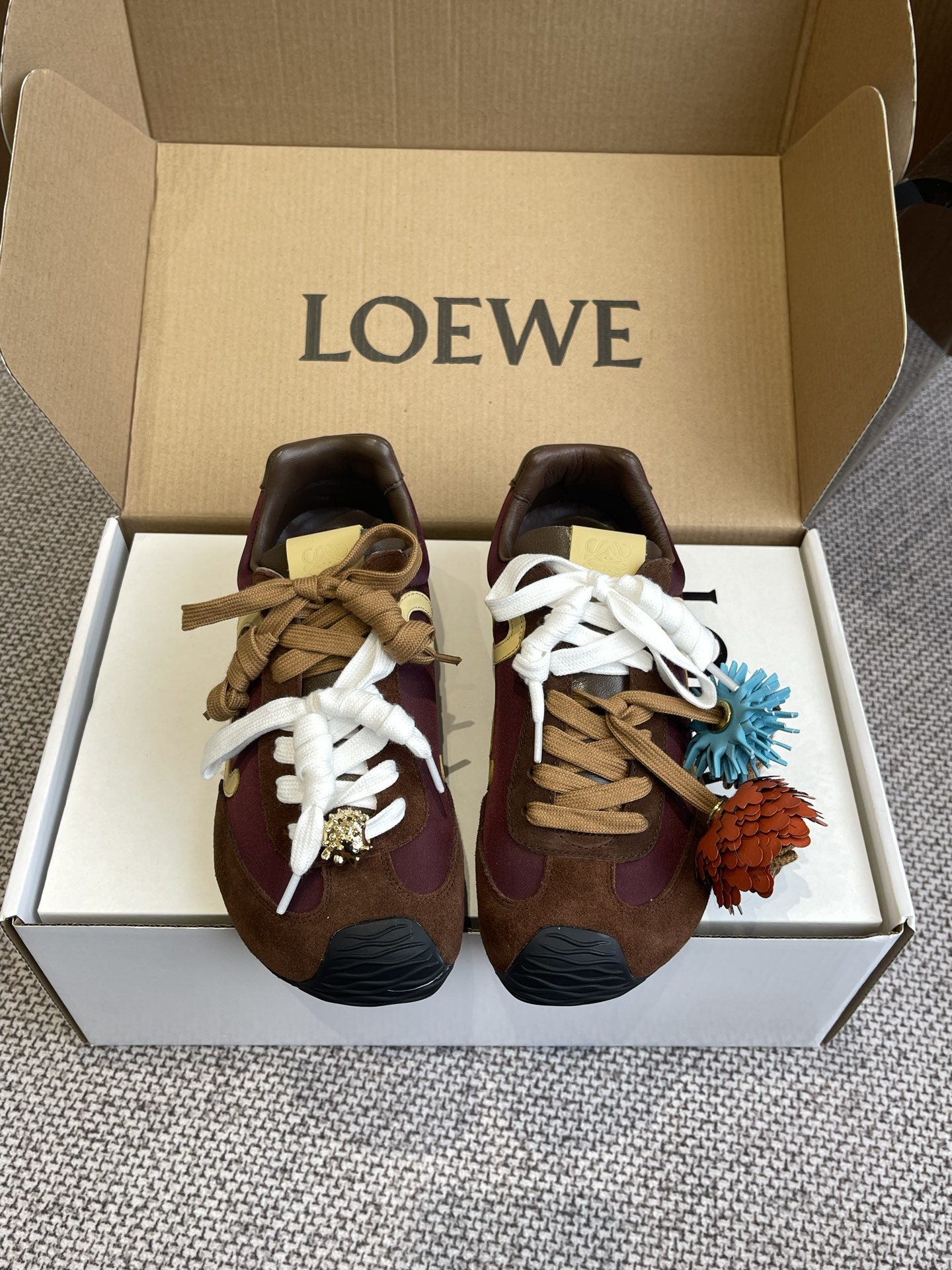 NO:258250,Brand new original mold opening accessories!  LOEWE 25ss latest catwalk model Ballet Runner 2.0 couples ballet casual sports shoes German training shoes Nylon and cowhide leather sports shoes Asymmetric toe design, sock-like internal structure Light rubber outsole extends to toe shoe fabric Original custom imported toe layer cowhide inner imported soft sheepskin   net sole Original open mold anti-slip rubber material Sole Thickness Increase height 2.5CM Size 35-45 (for women 40, for men 45), casual shoes/sports shoes, loewe, loewe, sneakers, cowhide, sheepskin19860909全新原版开模配饰！LOEWE 罗意威 25ss最新走秀款 Ballet Runner 2.0情侣款 芭蕾 休闲 运动鞋 德训鞋 尼龙和牛皮革运动鞋 不对称鞋头设计、袜状内部结构 轻盈橡胶外底延伸至鞋头 面料 原版定制进口头层牛皮 内里 进口柔软羊皮 网里 鞋底 原版开模防滑橡胶材质 底厚 增高2.5CM 码数 35-45（女40 男45定做）,休闲鞋/运动鞋,loewe,loewe,sneakers,cowhide,sheepskin,Women's Shoes