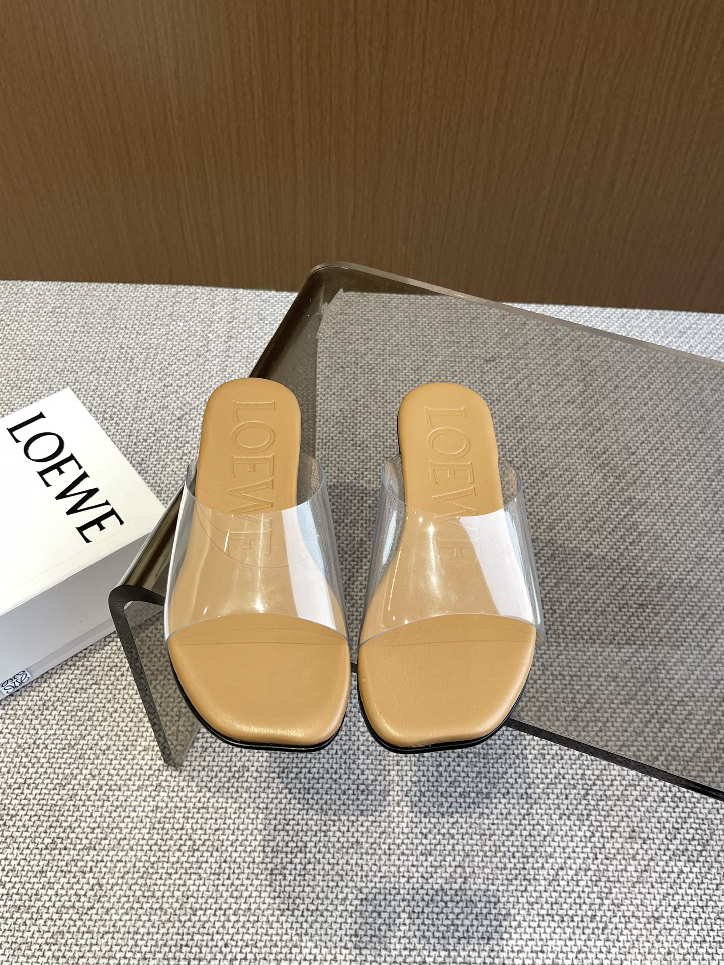 NO:258227,LOEWE 25ss Spring and summer new slippers The simple design feels cleaner and more elegant, making you miss it. The color is also very pleasing. The temperament is full of aura when you put it on. It is simply handsome and stylish. The upper is made of cowhide print. The inner sheepskin footbed is imported from Italy. The size is 35-42 (40 41 42 customized), slippers, loewe, loewe, slippers, cowhide, sheepskin, Leather soles19860909LOEWE 罗意威 25ss 春夏新品拖鞋 简约设计感觉更干净优雅 让你念念不忘 颜色也很耐看 上脚瞬间气质十足气场 简直帅气有型 鞋面采用牛皮印花 内里羊皮垫脚 意大利进口注塑真皮大底 码数35-42（40 41 42定做）,拖鞋,loewe,loewe,slippers,cowhide,sheepskin,Leather soles,Women's Shoes