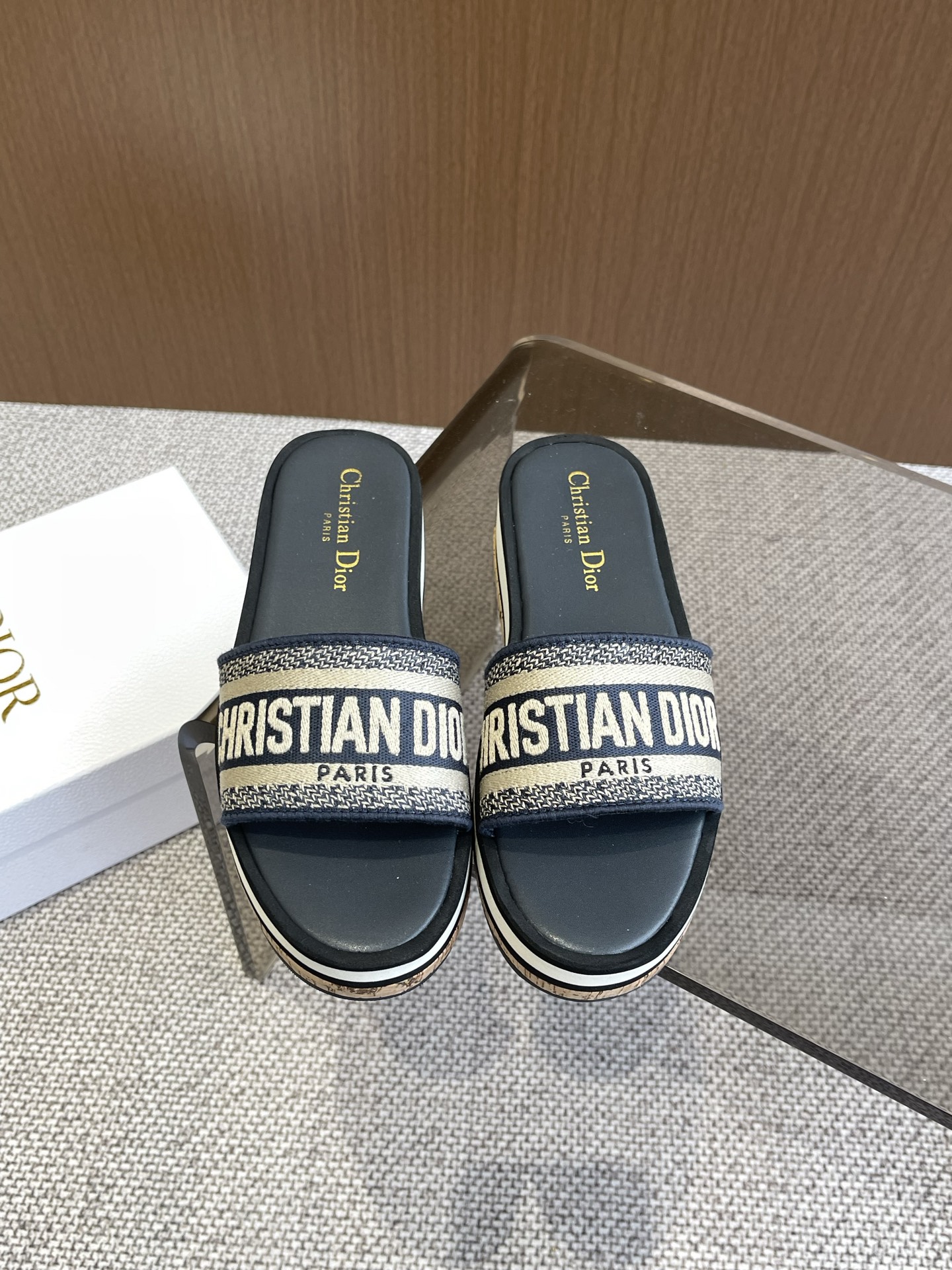 NO:258233,Dior 25ss Spring and Summer New IVIETA DWAY Flat-soled Flip Flops Sandals Original development top version CD letter logo three-dimensional embroidered thick-soled round toe slippers, soft and delicate feet, extremely comfortable, imported upper raffia grass electric embroidery high temperature water-soluble cotton technology fabric water-dyed cowhide footbed inside original uniform combination sole size 35-42 (customized for 40.41.42), slippers, dior, dior, sandals, slippers, cowhide19860909Dior迪奥 25ss春夏新款 IVIETA DWAY 平底一字拖鞋 凉鞋 原版开发市面顶级版本 CD字母logo立体刺绣厚底圆头露趾拖鞋 脚感柔软细腻 舒适度极高 鞋面进口酒椰草电绣高温水溶棉质科技面料 水染牛皮垫脚内里 原版一致组合大底 码数35-42（40.41.42定做）,拖鞋,dior,dior,sandals,slippers,cowhide,Women's Shoes