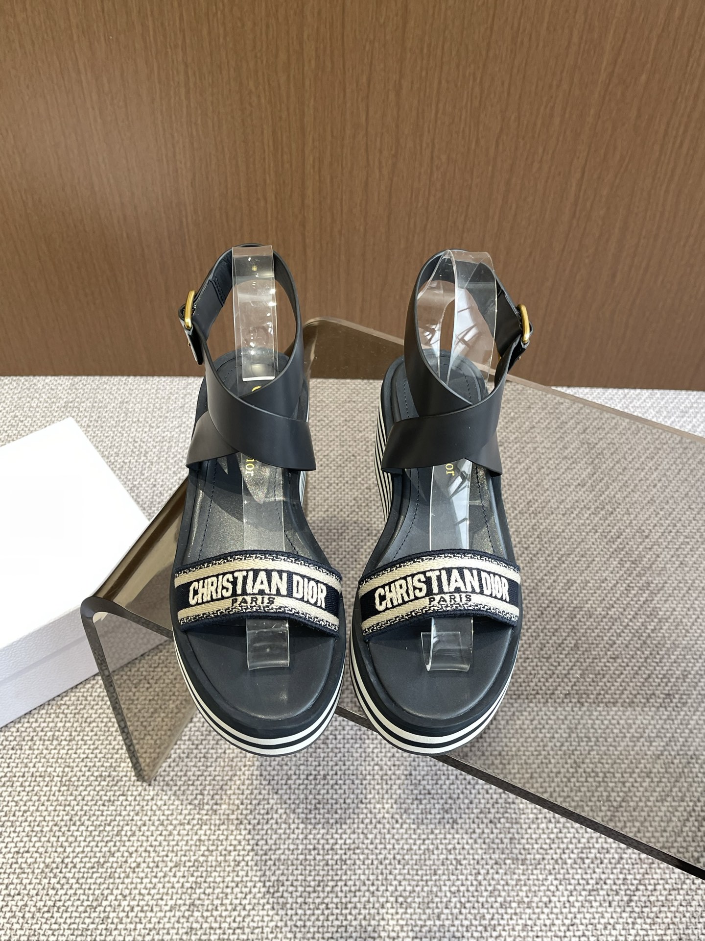 NO:258220,Dior 25ss Spring and Summer New IVIETA DWAY Flat-soled Flip Flops Sandals Original development top version CD letter logo three-dimensional embroidered thick-soled round toe slippers, soft and delicate feet, extremely comfortable, imported upper raffia grass electric embroidery high temperature water-soluble cotton technology fabric water-dyed cowhide footbed inside original uniform combination sole size 35-42 (customized for 40.41.42), sandals, dior, dior, sandals, slippers, cowhide19860909Dior迪奥 25ss春夏新款 IVIETA DWAY 平底一字拖鞋 凉鞋 原版开发市面顶级版本 CD字母logo立体刺绣厚底圆头露趾拖鞋 脚感柔软细腻 舒适度极高 鞋面进口酒椰草电绣高温水溶棉质科技面料 水染牛皮垫脚内里 原版一致组合大底 码数35-42（40.41.42定做）,凉鞋,dior,dior,sandals,slippers,cowhide,Women's Shoes