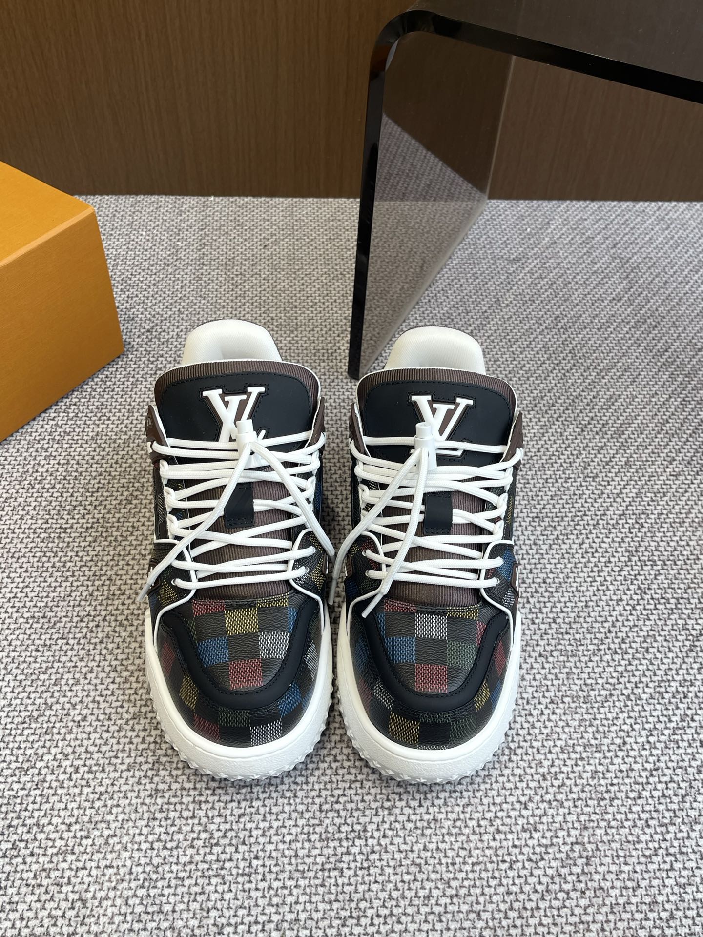 NO:258209,Louis Vuitton Louis Vuitton Fatty Ding Couple Skateboard Shoes Casual Sneaker Shoes Original Purchase and Development Maxi This model LV Trainer Maxi interprets men's and women's designs with smooth cowhide leather. The wide configuration and thick and light rubber outsole highlight the classic style. Original custom imported top layer cowhide original custom breathable net. Original open mold TPU combination sole. Sole thickness 4cm. Size 35-44 (female 40 and 45 customized for men's 45), casual shoes/sneakers, louis vuitton, louis vuitton, louis vuitton, louis vuitton, sneakers, cowhide19860909Louis Vuitton 路易威登 胖丁 情侣款 滑板鞋 休闲运动鞋 原版购入开发 做货 本款 LV Trainer Maxi 以光滑牛皮革演绎男款和女款设计 宽大构型和厚实而轻盈的橡胶外底彰显经典格调 原版定制进口头层牛皮 原版定制透气网里 原版开模TPU组合大底 底厚 4cm 码数35-44（女40 男45定做）,休闲鞋/运动鞋,louis vuitton,louis vuitton,louis vuitton,sneakers,cowhide,Women's Shoes