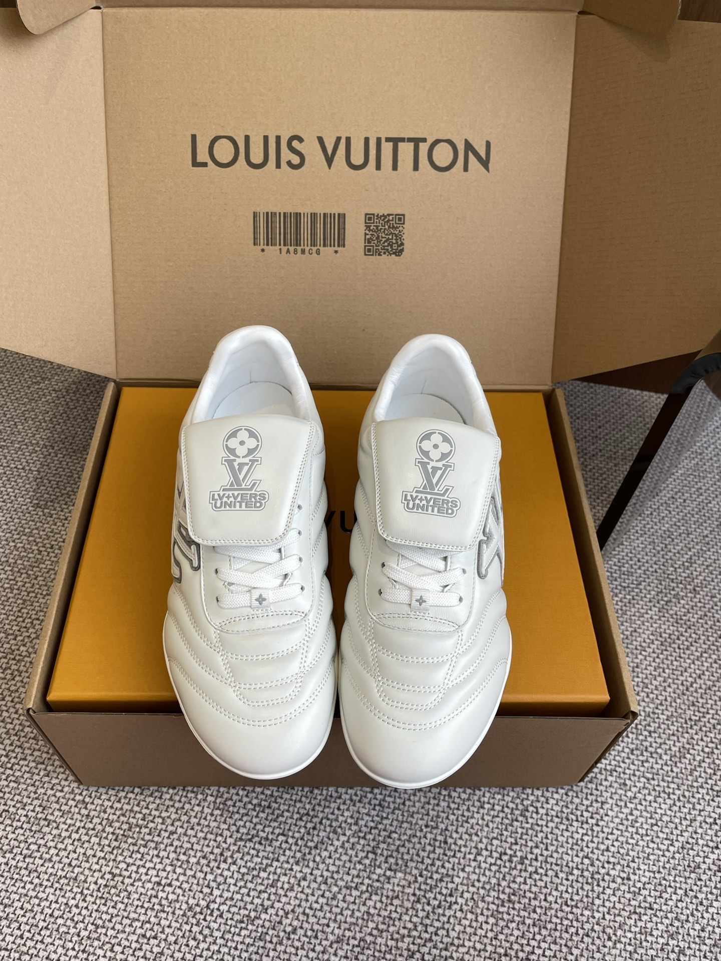 NO:258192,Louis Vuitton 2025 new sneakers same style for couples, casual sneakers, football shoes, football shoes, this Footprint Soccer sneaker was unveiled at the 2025 Spring and Summer Fashion Show. It is the first sneaker designed by Pharrell Williams for football. The shoes are inspired by football sports that spans generations and culture, echoing the theme of unity and participation of the 2025 Spring and Summer Fashion Show. The shoes are known for their smooth design, with dynamic IV Initials logo on the sides, and the tongue is embellished with Lvers United badges inspired by the football team, and the sole of the footprint rubber sole is decorated with a variety of Louis Vuitton logos. Fashionable and casual wear. The trendy fabrics in the fashion industry. Original imported cowhide   technology diamond face. Inside. Original customized breathable net. Original model opening ultralight rubber foam material thick bottom 4cm size 35-46 (four 41 custom made, men 45 46 custom made), casual shoes/sports shoes, louis vuitton, louis vuitton, louis vuitton, louis vuitton, versace, sneakers, cowhide19860909Louis Vuitton路易威登 2025年新款情侣同款球鞋 休闲运动鞋 足球鞋 这款 Footprint Soccer 运动鞋于2025春夏系列时装展中亮相,是Pharrell Williams 首次以足球鞋为灵感设计的运动鞋.鞋款的灵感来自跨越世代和文化的足球运动,呼应2025春夏系列时装展团结一致、全民参与的主题.鞋款以流丽的设计著称,侧面以富动感的IV Initials标志点缀,鞋舌缀有灵感来自足球队伍的Lvers United徽章,而脚掌纹橡胶鞋底饰有多款路易威登标志 时髦休闲穿搭 时尚界的弄潮儿面料 原版进口牛皮 科技菱格面 内里 原版定制透气网里 原版开模超轻橡胶发泡材质底厚 4cm 码数35-46（女41定做 男45 46定做）,休闲鞋/运动鞋,louis vuitton,louis vuitton,louis vuitton,versace,sneakers,cowhide,Women's Shoes