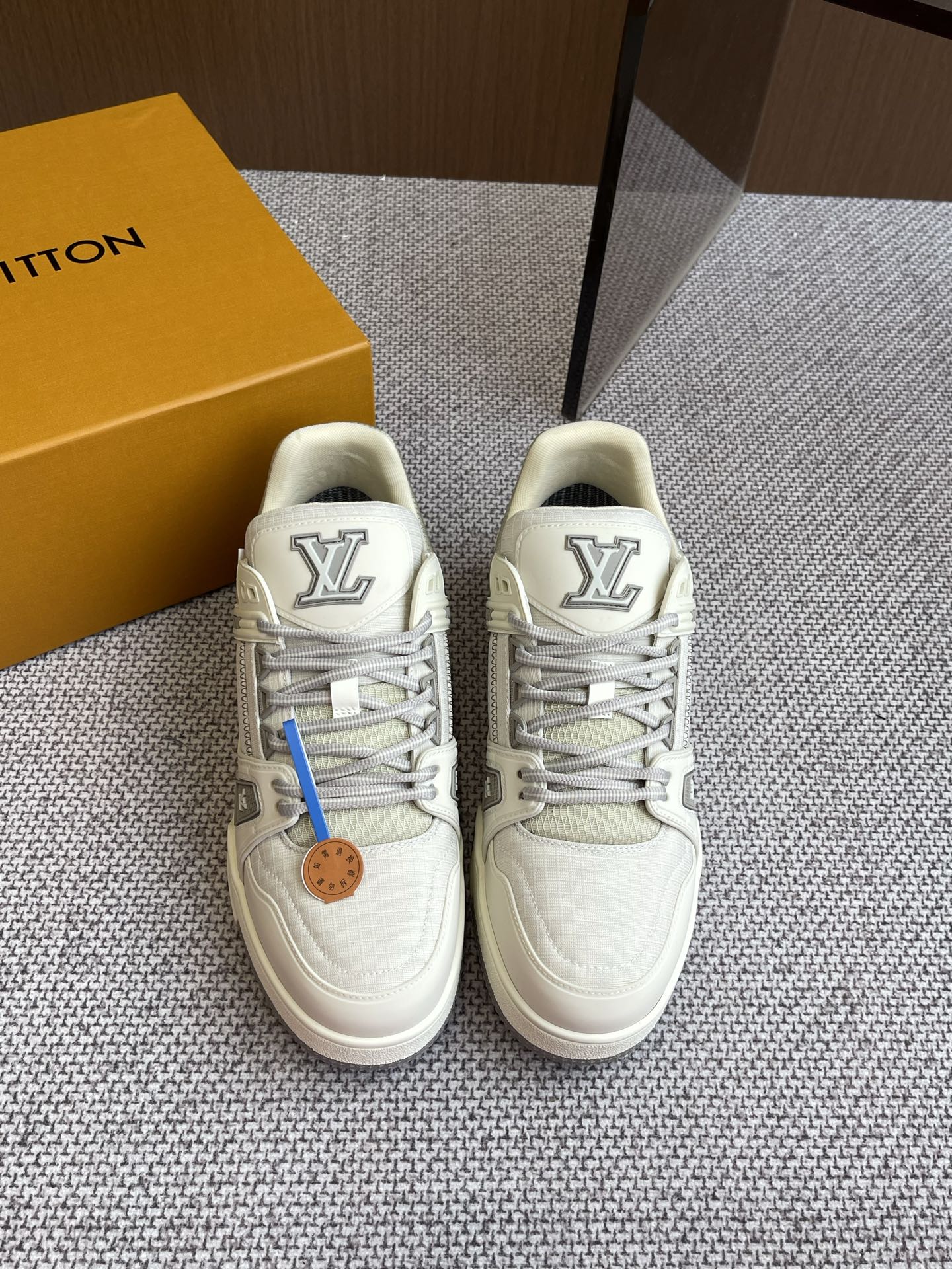 NO:258184,Louis Vuiton New Trainer SKI ski series Casual sports shoes LV Trainer sneakers are classic creativity inspired by designer Virgil Abloh by retro basketball shoes. This time, smooth cowhide and Monogram embossed grain cowhide leather, and Monogram flowers are decorated with rubber outsole to reflect the eye-catching jump in the integrated color. Original imported top layer cowhide Original custom breathable net Original open mold TPU combination sole thickness about 3cm Size 39-45 (45 customized), casual shoes/sneakers, louis vuitton, louis vuitton, louis vuitton, louis vuitton, sneakers, cowhide19860909Louis Vuiton 路易威登 新款Trainer SKI滑雪系列 休闲运动鞋 LV Trainer运动鞋是由设计师Virgil Abloh由复古篮球鞋激发的经典创意,此次拼接光滑牛皮革和Monogram压纹粒面牛皮革,再以Monogram花卉点缀橡胶外底,映现一体色彩中的醒目跳跃 原版进口头层牛皮 原版定制透气网里 原版开模TPU组合大底 底厚 约3cm 码数39-45（45定做）,休闲鞋/运动鞋,louis vuitton,louis vuitton,louis vuitton,sneakers,cowhide,Women's Shoes