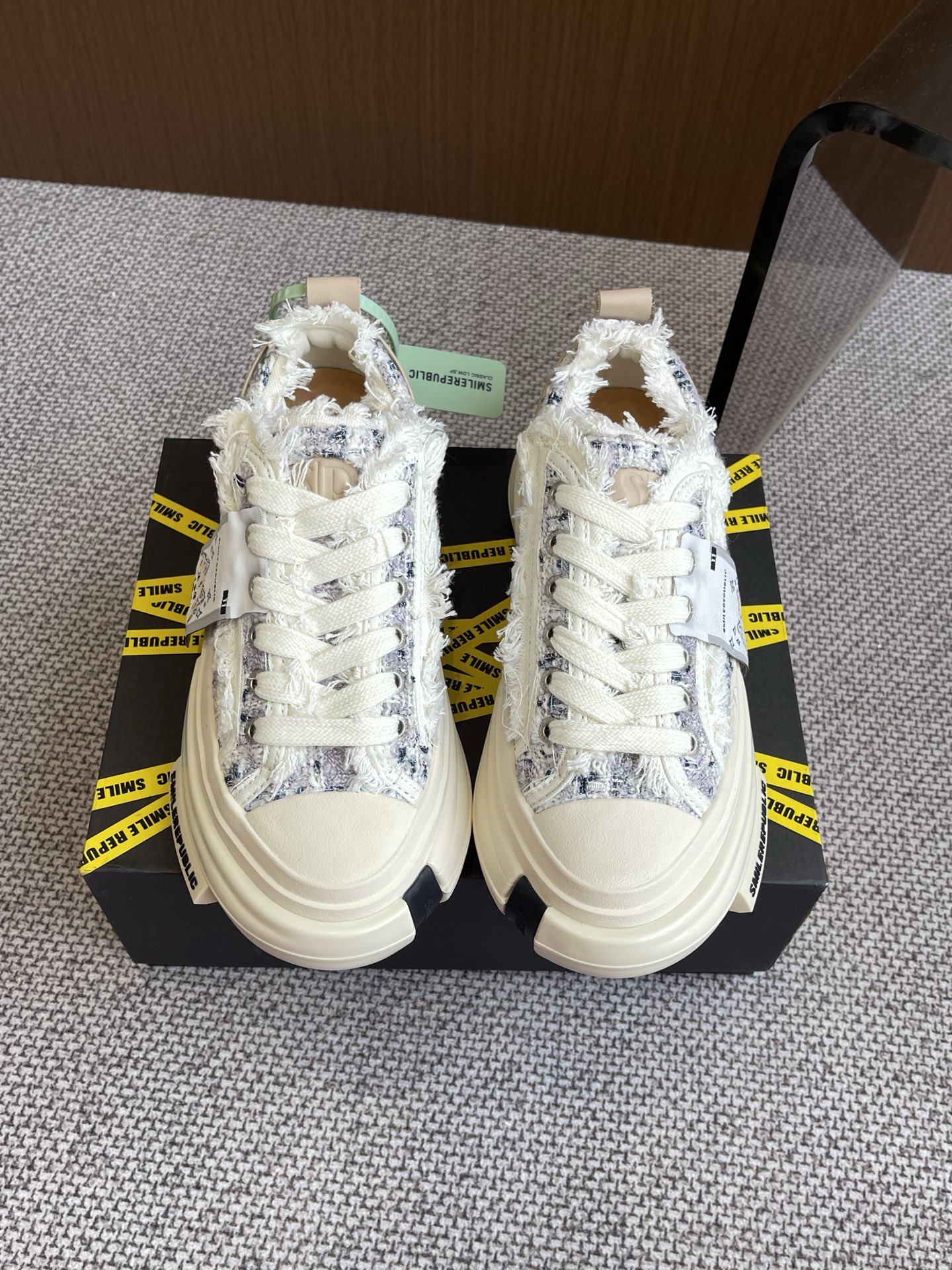 NO:258200,SMILEREPUBLIC SR Galaxy 70S Low-top canvas shoes, lightless style, couple model, Zhang Jianing, Wang Leixin, Luo Yizhou, Fan Shiqi, same style, many trendy people, celebrities, internet celebrities, are so cool, both in appearance and comfort, yyds, I really can't resist this pair of shoes, I would like to call thick-soled shoes, a shoe with a versatile ceiling. The shoes are really big, like wearing a boat, showing long legs and thin legs, it looks so delicate. The height is about 4cm, short people have a gospel. Size 35-44, casual shoes/sports shoes, sneakers19860909SMILEREPUBLIC SR 银河系70S 低帮帆布鞋 无灯款 情侣款张佳宁 王栎鑫 罗一周 范世琦 明星同款 超多潮人明星网红上脚好酷炫的不论是颜值还是舒适度都yyds 真的抵抗不了 这双鞋子我愿称作厚底鞋天花板好百搭的一款鞋子 鞋子真的很大 像穿了一条船在脚上巨显腿长和腿细显得好秀气 增高约4cm矮个子福音 码数35-44,休闲鞋/运动鞋,sneakers,Women's Shoes