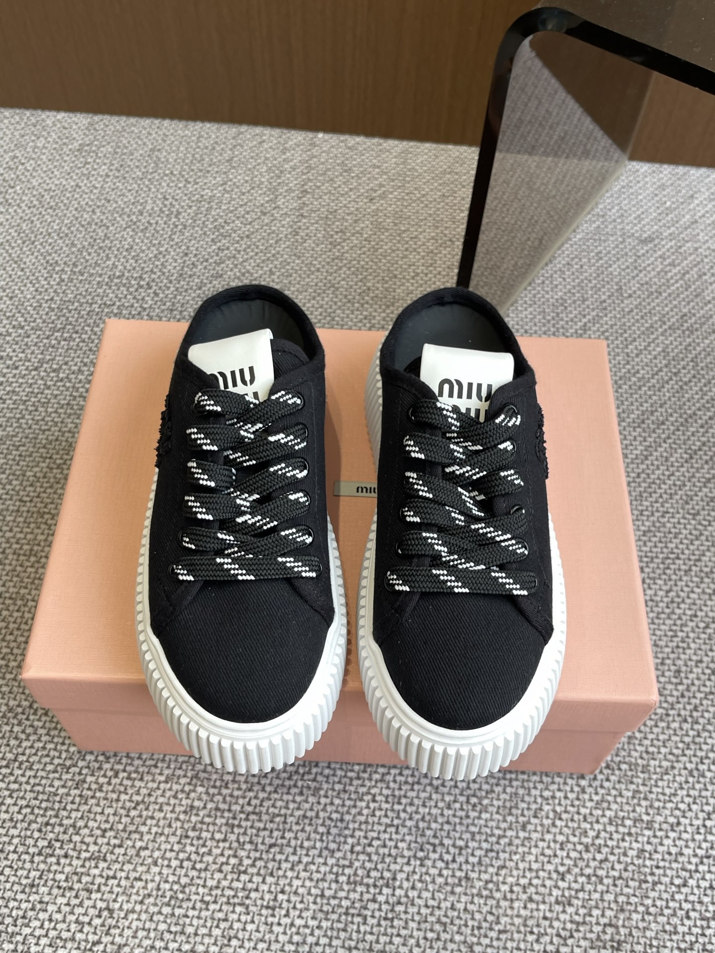 NO:258214,Miu Miu 25ss spring and summer new style, thick-soled canvas casual shoes, top version, highly recognizable tongue, super sunny and youthful on the feet!  It is full of girlishness and can make casual shoes so sweet. Only Miu can do it. It has a strong aura. Fabric. Original custom imported canvas material. Inner. Original custom imported canvas material. Outsole. Original open mold-proof anti-slip rubber sole. Sole thickness: 4.5CM. Size 35-40 (40 custom made without return or exchange), casual shoes/sports shoes, miumiu, sneakers.19860909Miu Miu 缪缪 25ss春夏新款 厚底帆布休闲鞋 顶级版本  极具辨识度的鞋舌,上脚超级阳光青春！少女味十足,能把休闲鞋打造的如此甜美,只有Miu才能做到了,上脚气场十足 面料 原版定制进口帆布材质 内里 原版定制进口帆布材质 大底 原版开模防滑橡胶大底 底厚: 4.5CM 码数35-40（40订做不退换）,休闲鞋/运动鞋,miumiu,sneakers,Women's Shoes