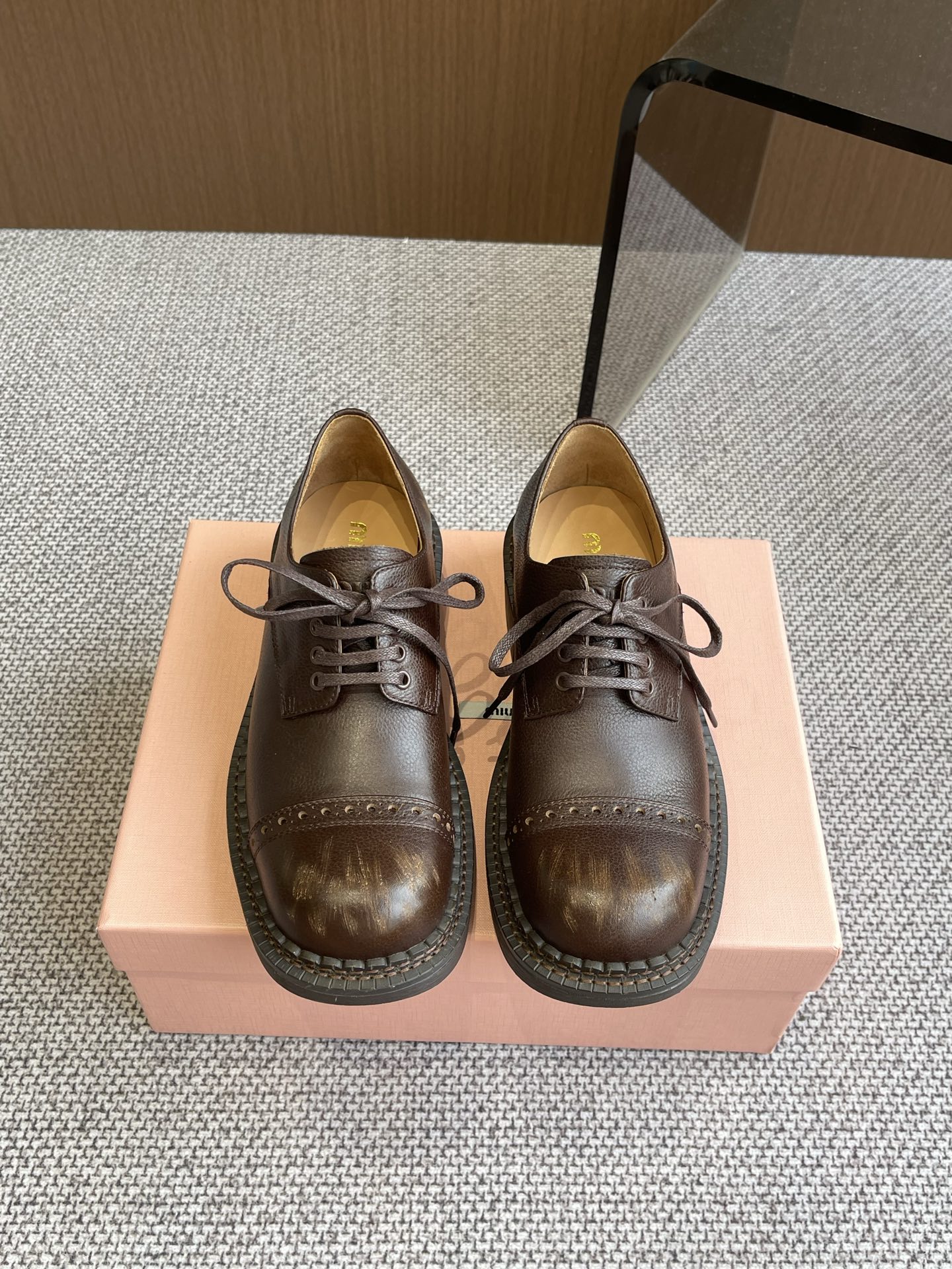 NO:258205,Miu Miu Miu 25ss spring and summer catwalks lace-up loafers, the color is worn and it is so delicious, continuing the popular style miu classic motorcycle loafer style, handsome and modern, the upper is well-equipped with calf leather, fabric imported calf leather imported beaded cowhide inner cowhide footbed cowhide original custom leather outsole size 35-40 (customized for 40), loafers, miumiu, loafers, cowhide, Leather soles19860909Miu Miu缪缪 25ss春夏走秀款 系带乐福鞋 擦色做旧太有那味了 延续了爆款风格 miu 经典机车乐福鞋造型 帅气摩登 鞋面植糅小牛皮质感超好 面料 进口小牛皮 进口开边珠牛皮 内里牛皮 垫脚牛皮 原版定制真皮大底 码数35-40（40定做）,乐福鞋,miumiu,loafers,cowhide,Leather soles,Women's Shoes