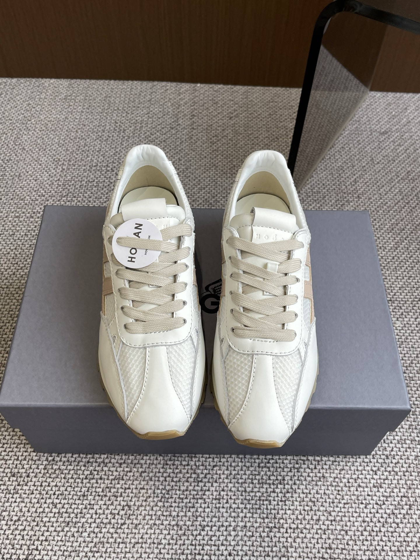 NO:258189,Women's Hogan Hogan 86ER series H671 couple's model latest thick-soled casual sports shoes Forrest Gump shoes Original purchase and development This 86ER series uses a classic but fashionable design to interpret the brand style to commemorate the birth of the brand. The workmanship is fine, showing the retro street trend and continuing the extraordinary style. Gift to the classics. Fabrics Original custom imported top layer cowhide inner lid imported breathable net original mold-open anti-slip TPU material Sole height 3.5cm Size: Women's 35-40, casual shoes/sports shoes, hogan, sneakers, cowhide19860909女款Hogan霍根86ER系列 H671情侣款 最新款厚底休闲 运动鞋 阿甘鞋 原版购入开发 这款86ER系列 以经典而不失时尚的设计演绎品牌风格纪念品牌诞生之年 做工精细 尽显复古街头潮趣承续不凡格调 向经典献礼 面料 原版定制进口头层牛皮 内里 进口透气网里 原版开模防滑TPU材质 底高3.5cm 码数 : 女35-40,休闲鞋/运动鞋,hogan,sneakers,cowhide,Women's Shoes