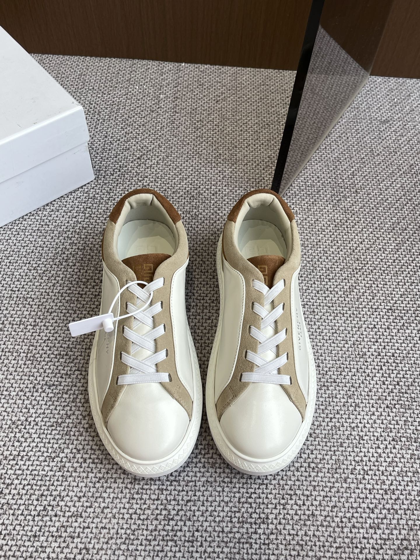 NO:258197,GIVENCHY Givenchy spring and summer new white shoes men's low-top casual shoes, top layer cowhide fabric, original custom sole breathable and comfortable, handsome and stylish, simple and fashionable and versatile Size: 38-45 (38 and 45 custom made without return or replacement), casual shoes/sports shoes, given, given, given, sneakers, cowhide19860909GIVENCHY纪梵希春夏新款小白鞋 男士低帮休闲板鞋 头层牛皮面料 原版定制大底透气舒适 上脚效果帅气有型 简约时尚百搭 码数:38-45（38、45定做不退不换）,休闲鞋/运动鞋,givenchy,givenchy,sneakers,cowhide,Women's Shoes