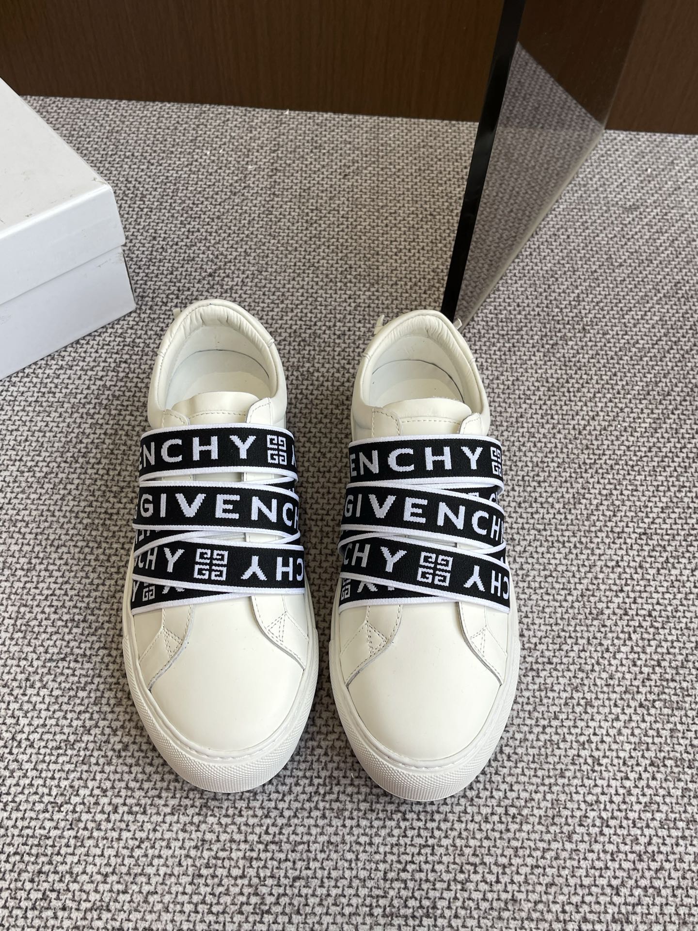 NO:258201,Women and men couples GIVENCHY new spring and summer small white shoes, low-top casual shoes, top layer cowhide fabric, original custom-made sole breathable and comfortable, handsome and stylish, simple and fashionable and versatile Size: 35-45 (for women 41, 38, 45 customized, no return or replacement), casual shoes/sports shoes, given, given, given, sneakers, cowhide19860909女男 情侣款 GIVENCHY纪梵希春夏新款小白鞋 低帮休闲板鞋 头层牛皮面料 原版定制大底透气舒适 上脚效果帅气有型 简约时尚百搭 码数:35-45（女41、男38、男45定做不退不换）,休闲鞋/运动鞋,givenchy,givenchy,sneakers,cowhide,Women's Shoes