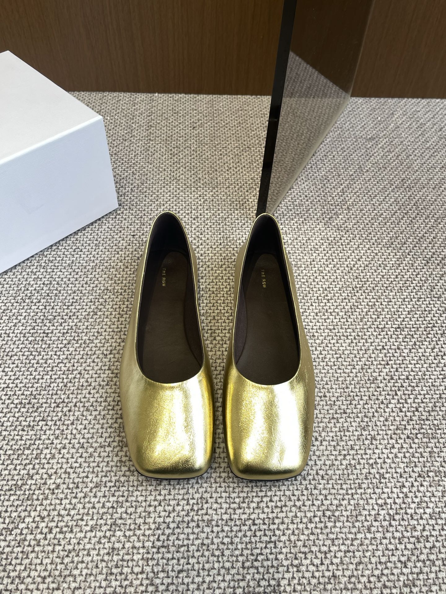 NO:258155,The row Niche trendy brand 25ss early spring new style ballet shoes single shoes super soft and comfortable The first pair of grandma shoes in spring is the golden beauty needs to be shared immediately Super soft and glutinous leather Soft sole super comfortable Big head Super personality Therow style full of old money style Upper Original imported sheepskin Inner footbed sheepskin Original imported genuine leather sole Size 35-40 (40 customized), ballet shoes, sheepskin19860909The row 小众潮牌 25ss早春新款 芭蕾舞鞋 单鞋 超级柔软舒适 春天的第一双奶奶鞋非它莫属 金灿灿的美丽需要立马分享 超级软糯的皮子 软底的超级舒服 大方头超级个性 Therow风十足 老钱风满满 鞋面 原版进口绵羊皮 内里垫脚羊皮 原版进口真皮面底 码数35-40（40定做）,芭蕾舞鞋,sheepskin,Women's Shoes