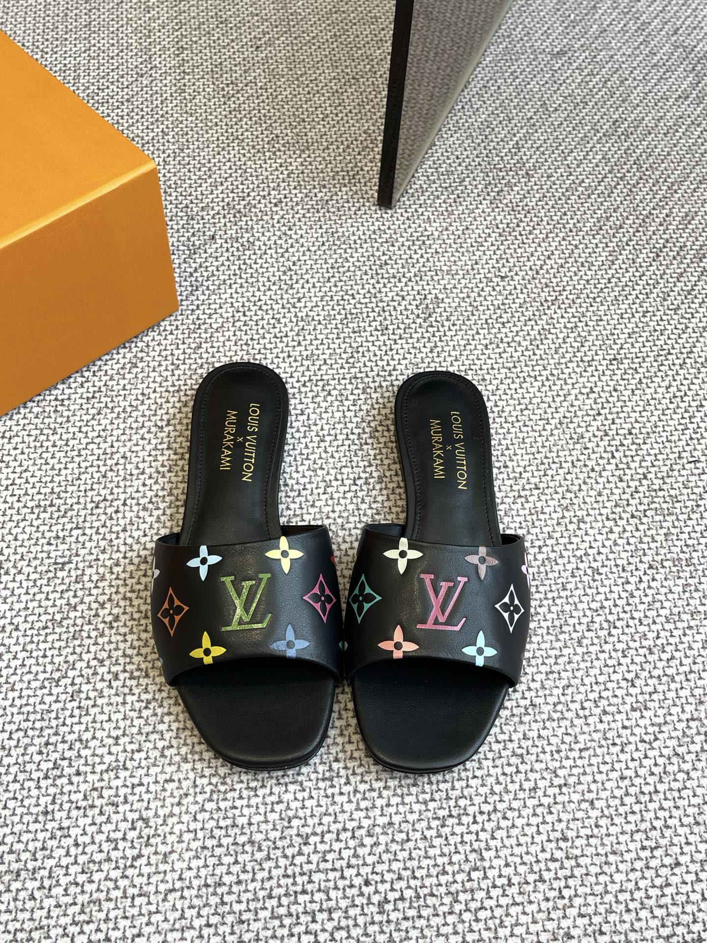 NO:258131,Louis vuitton co-branded Murakami 25ss new arrival~ Spring and summer tannin cat heels flat slippers The just-made kitten heel is sexy and comfortable, full of the full emotional value that beautiful summer shoes can give. The sandals are also very well-behaved and beautiful!  Upper Original open mold denim/imported cowhide sheepskin lining genuine leather outsole size 35-41 (40 41 custom made), slippers, louis vuitton, sandals, slippers, cowhide, sheepskin, Leather soles19860909Louis vuitton 联名 Murakami 25ss new arrival～ 春夏单宁猫跟 平底 拖鞋 刚刚好的小猫跟,性感舒适,拉满了夏日美鞋能给的满分情绪价值 凉鞋的造型也很乖巧好看呀！ 鞋面 原版开模牛仔布/进口牛皮 羊皮内里 真皮大底 码数35-41（40 41定做）,拖鞋,louis vuitton,sandals,slippers,cowhide,sheepskin,Leather soles,Women's Shoes